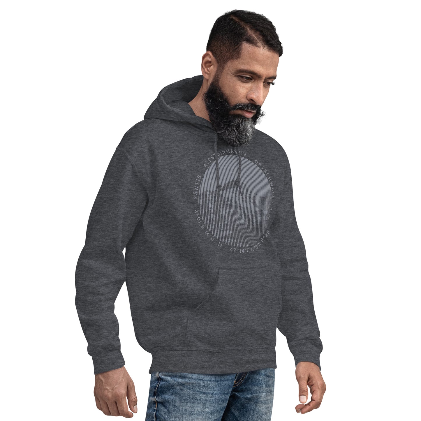 Dunkelgrau melierter Herren Hoodie mit Säntis-Aufdruck, getragen von einem Mann in der Natur.