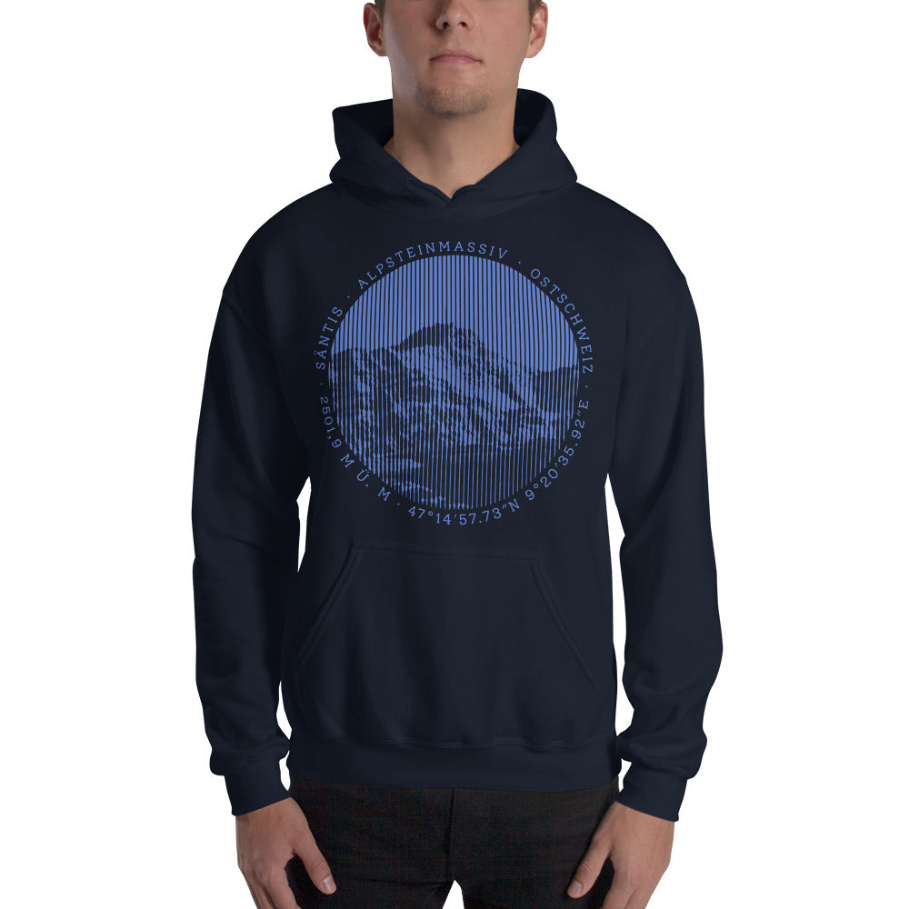 Dieser Naturfreund trägt einen navyblauen Männer Hoodie von Vallada mit einem Aufdruck des Säntis-Gipfels. Damit drückt er seine Liebe zu den Alpen und den Appenzeller Alpen im Besonderen aus.