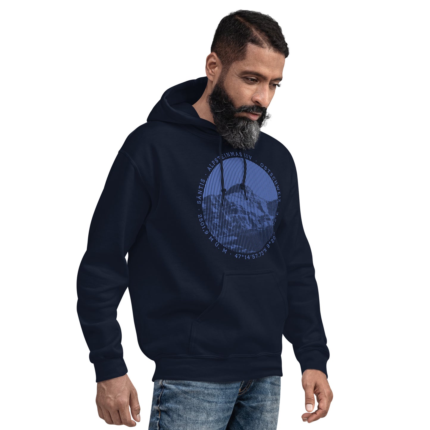 Dieser Bergenthusiast trägt einen navyblauen Hoodie für Männer aus der Säntis-Collection von Vallada mit einem Säntis-Print. Das erinnert ihn bei jedem Tragen an seine Bergtouren in dieser einmaligen Bergwelt mit seiner grandiosen Natur und die schöne Zeit mit den Freunden.