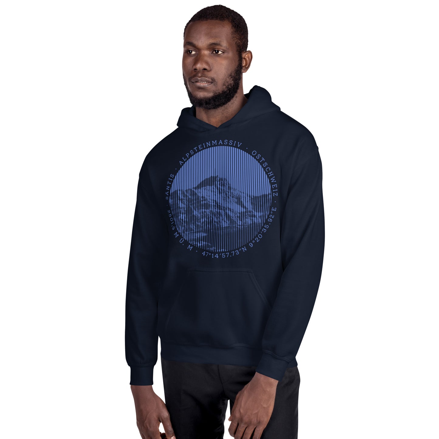 Dieser Naturfreund trägt einen navyblauen Herren T-Shirt von Vallada mit einem Aufdruck des Säntis-Gipfels. Dieses T-Shirt ist ein Ausdruck seines Enthusiasmus für die Region des Alpsteins.