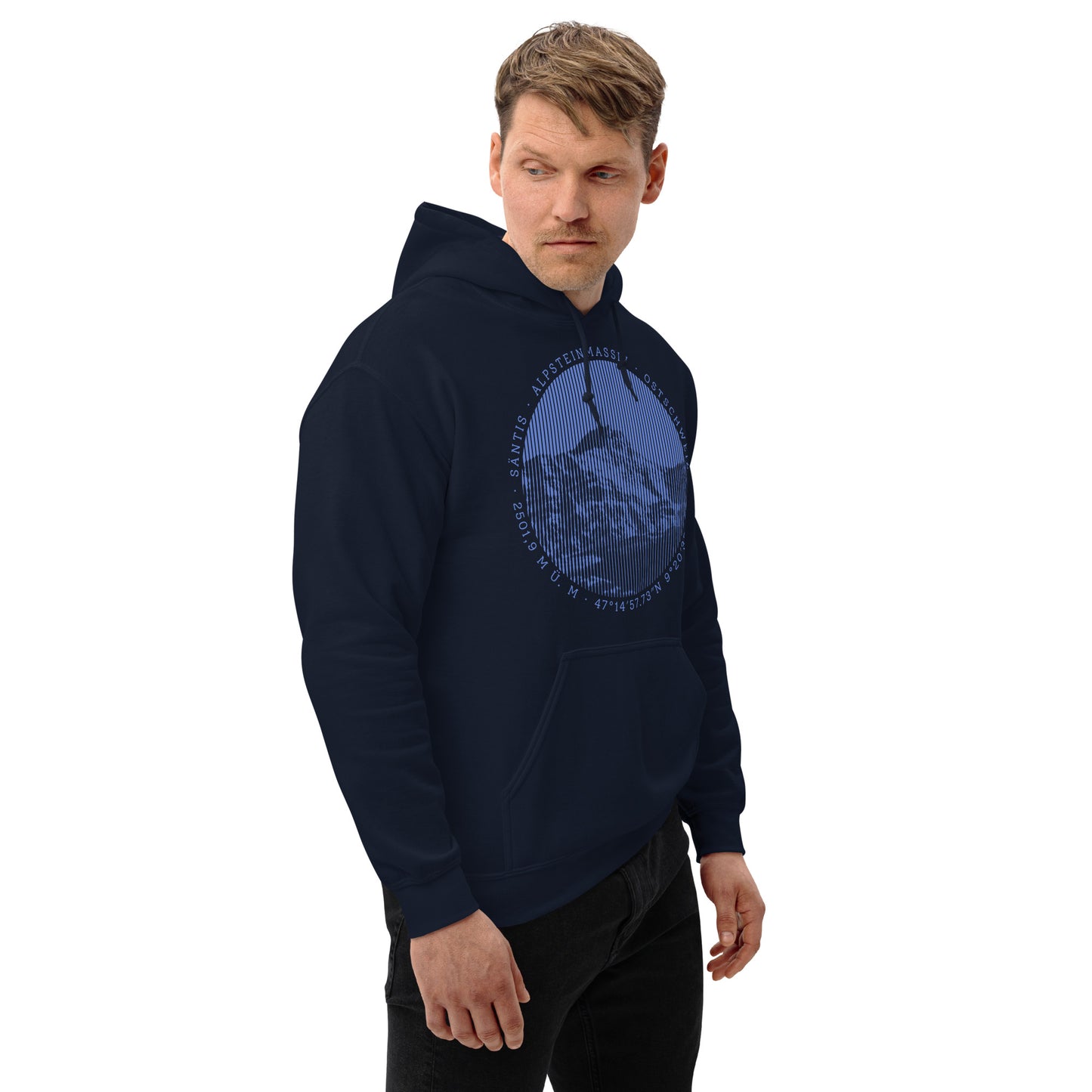 Dieser Naturfreund trägt einen navyblauen Herren Hoodie von Vallada mit einem Aufdruck des Säntis-Gipfels. Dieses T-Shirt ist ein Ausdruck seines Enthusiasmus für die Region des Alpsteins.
