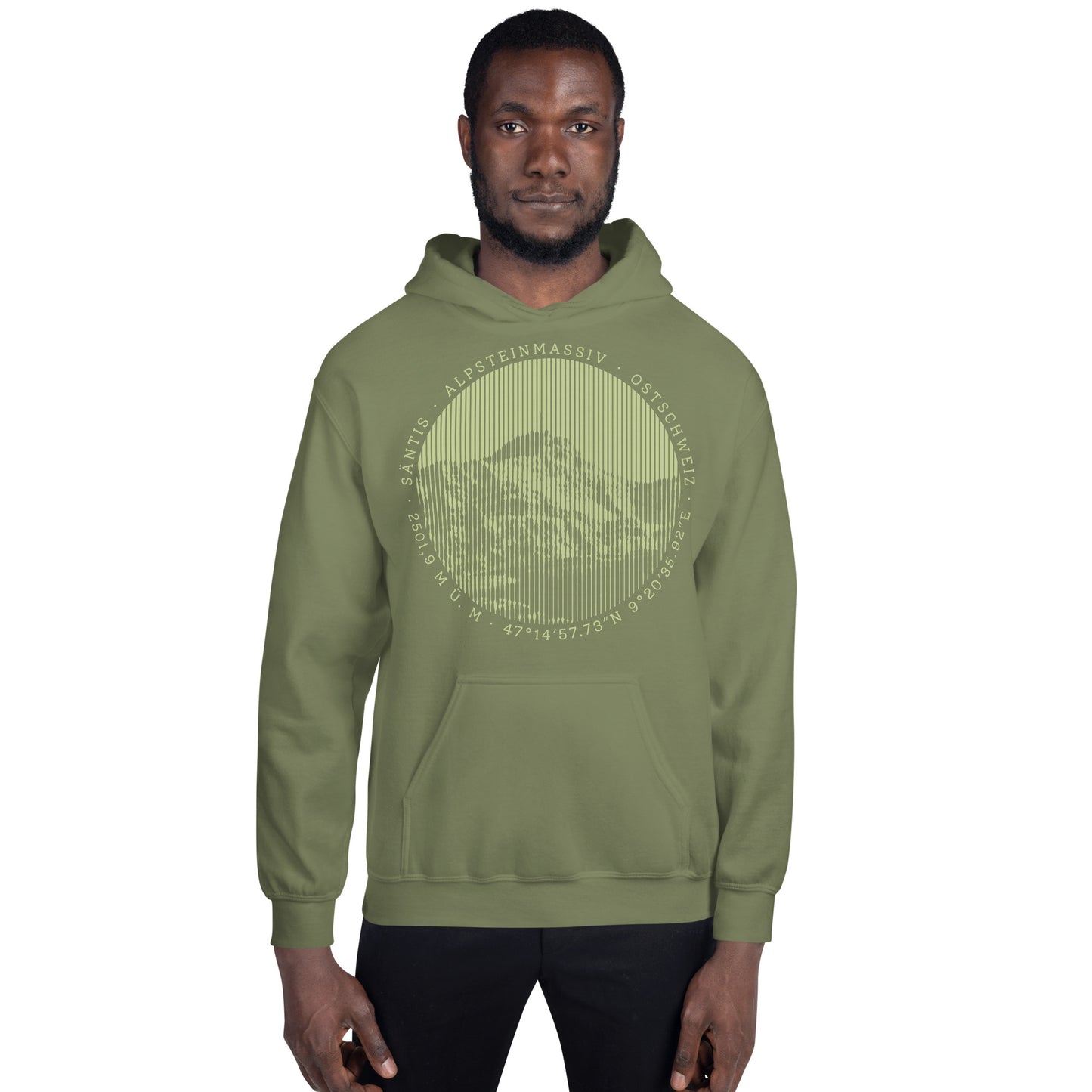 Dieser Bergfreund trägt einen olivgrünen Herren Hoodie von Vallada mit einem Aufdruck des Säntis-Gipfels. Damit drückt er seine Liebe zu den Alpen und den Appenzeller Alpen im Besonderen aus.