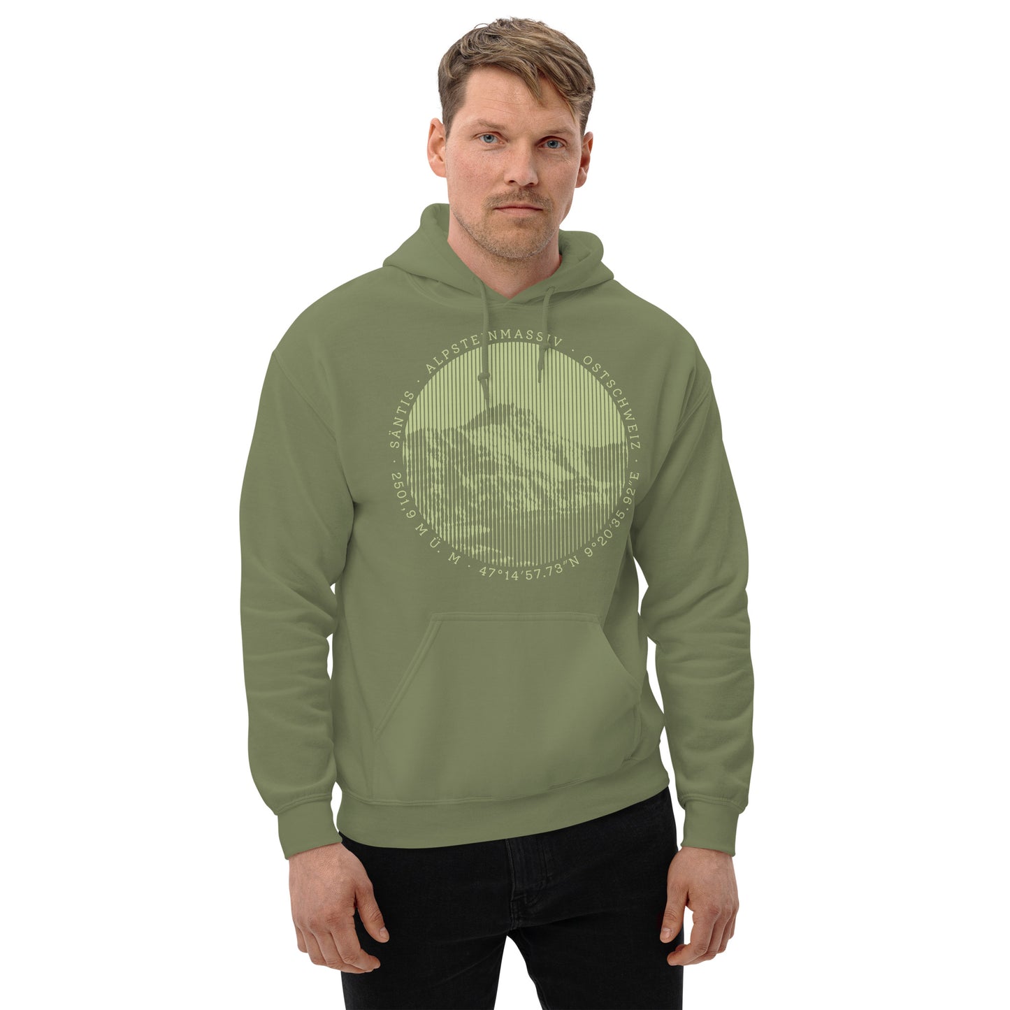 Dieser Naturfreund trägt einen olivgrünen Hoodie von Vallada mit einem Aufdruck des Säntis-Gipfels. Dieses T-Shirt ist ein Ausdruck seines Enthusiasmus für die Region des Alpsteins.