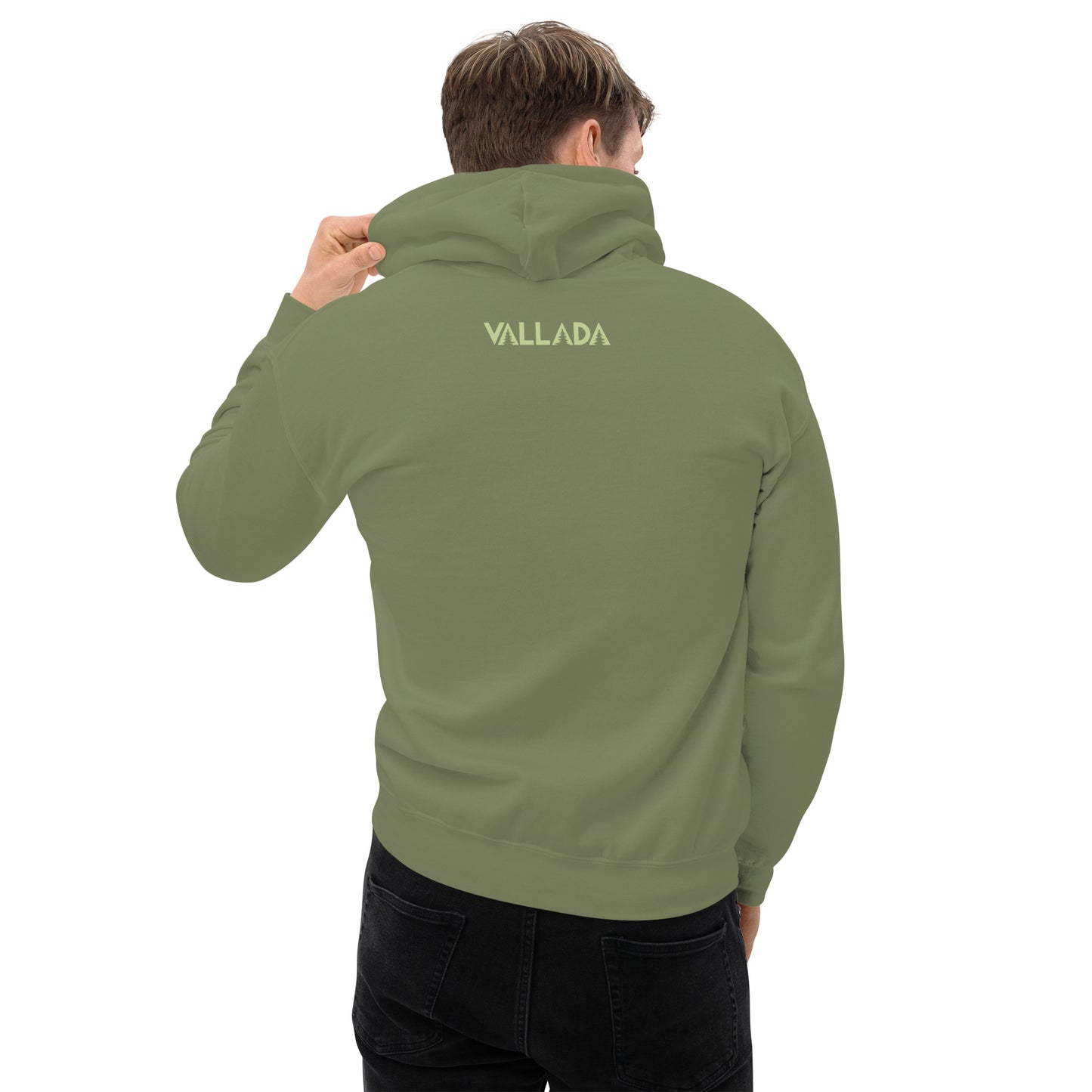 Dieser Wanderfreund trägt einen olivgrünen Herren Hoodie aus der Säntis-Collection von Vallada. Er steht mit dem Rücken zur Kamera, so dass wir das Vallada-Logo sehen.