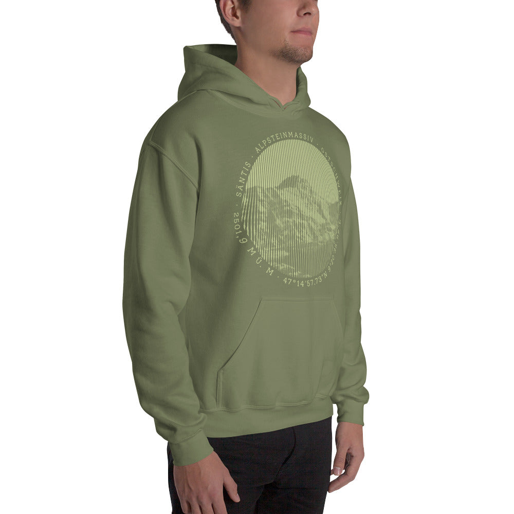 Dieser Bergenthusiast trägt einen olivgrünen T-Shirt für Männer aus der Säntis-Collection von Vallada mit einem Säntis-Print. Das erinnert ihn bei jedem Tragen an seine Bergtouren in dieser einmaligen Bergwelt mit seiner grandiosen Natur und die schöne Zeit mit den Freunden.