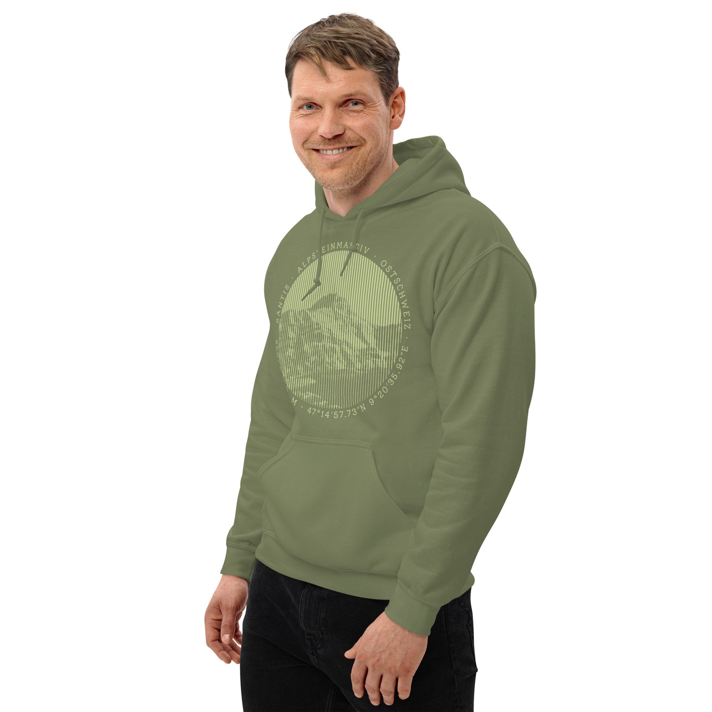 Dieser Naturfreund trägt einen olivgrünen Herren T-Shirt von Vallada mit einem Aufdruck des Säntis-Gipfels. Dieses T-Shirt ist ein Ausdruck seines Enthusiasmus für die Region des Alpsteins.
