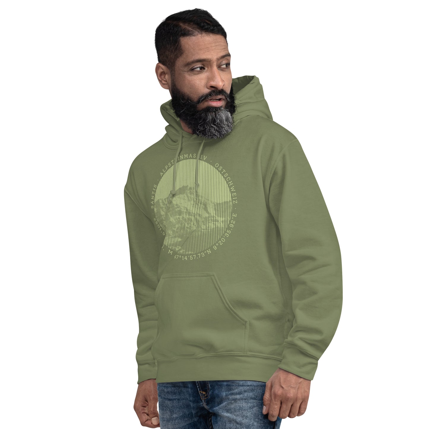 Dieser Naturfreund trägt einen olivgrünen Männer T-Shirt von Vallada mit einem Aufdruck des Säntis-Gipfels. Damit drückt er seine Liebe zu den Alpen und den Appenzeller Alpen im Besonderen aus.