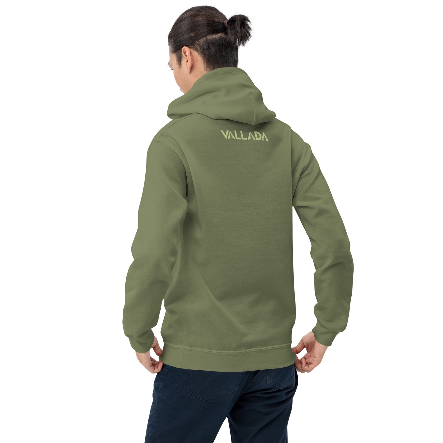 Dieser Wanderfreund trägt einen olivgrünen Herren Hoodie aus der Säntis-Collection von Vallada. Er steht mit dem Rücken zur Kamera, so dass wir das Vallada-Logo sehen.