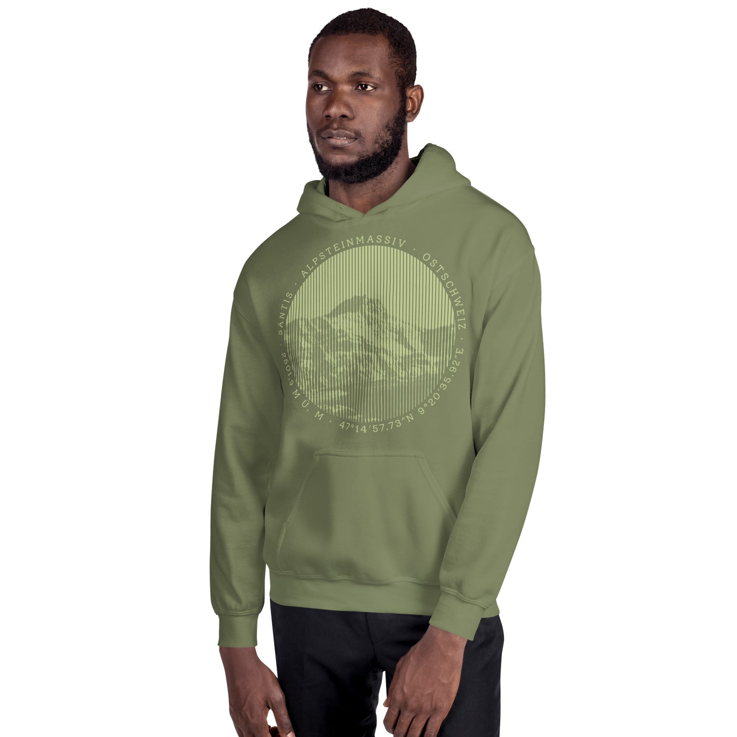 Dieser Bergfreund trägt einen olivgrünen Hoodie für Herren von Vallada mit einem Aufdruck des Säntis-Gipfels. Damit drückt er seine Liebe zu den Alpen und dem Alpstein-Gebirge im Besonderen aus.
