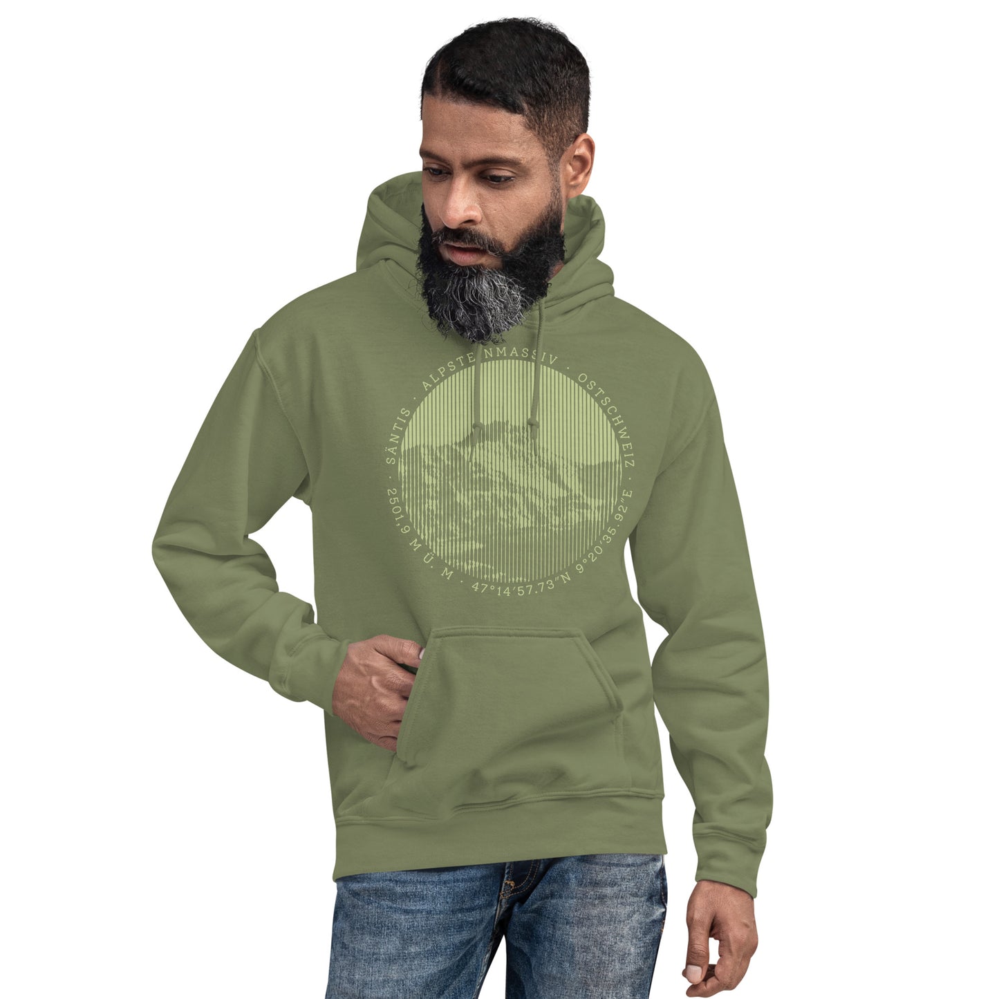 Dieser Bergbegeisterte trägt einen olivgrünen Hoodie für Männer von Vallada mit einem Aufdruck des Säntis-Gipfels. Dieses T-Shirt ist ein Statement für seinen Enthusiasmus für diesen Berg in den Appenzeller Alpen.