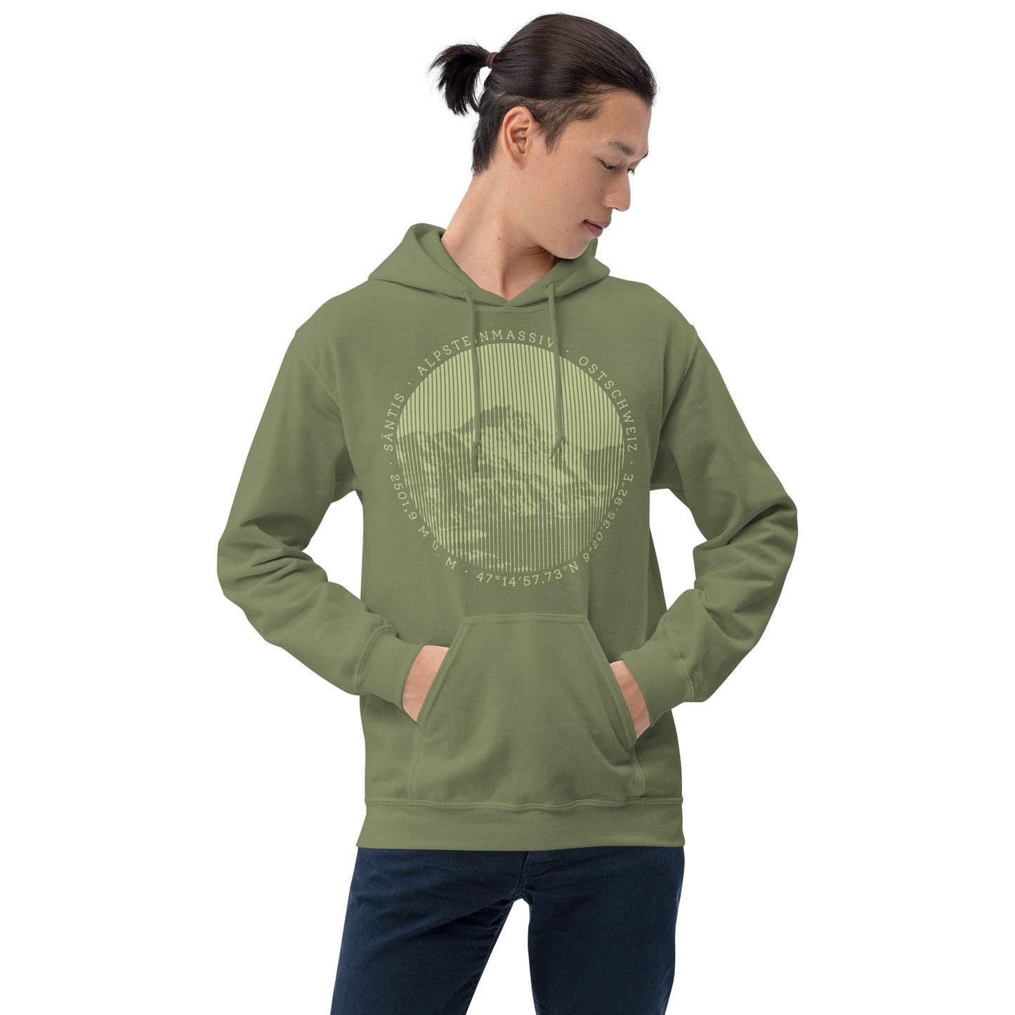 Dieser Naturfreund trägt einen olivgrünen Herren T-Shirt von Vallada mit einem Aufdruck des Säntis-Gipfels. Dieses T-Shirt ist ein Ausdruck seines Enthusiasmus für die Region des Alpsteins.