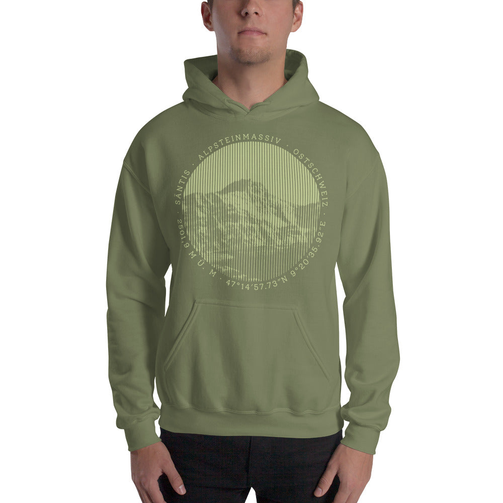 Dieser Naturfreund trägt einen olivgrünen Männer T-Shirt von Vallada mit einem Aufdruck des Säntis-Gipfels. Damit drückt er seine Liebe zu den Alpen und den Appenzeller Alpen im Besonderen aus.