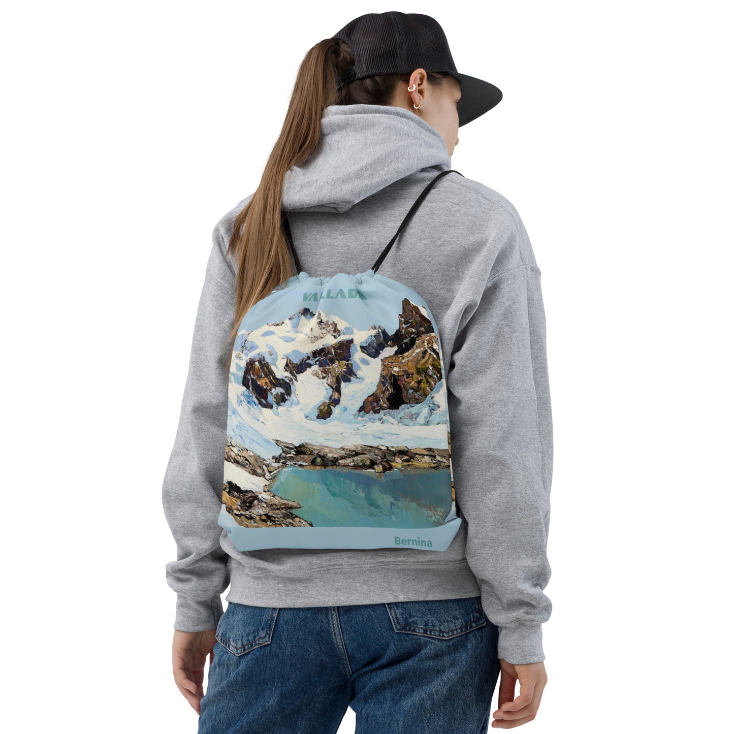 Schwarzer Sportbeutel Piz Bernina mit Kordelzug, getragen auf dem Rücken, mit weißem Logo.