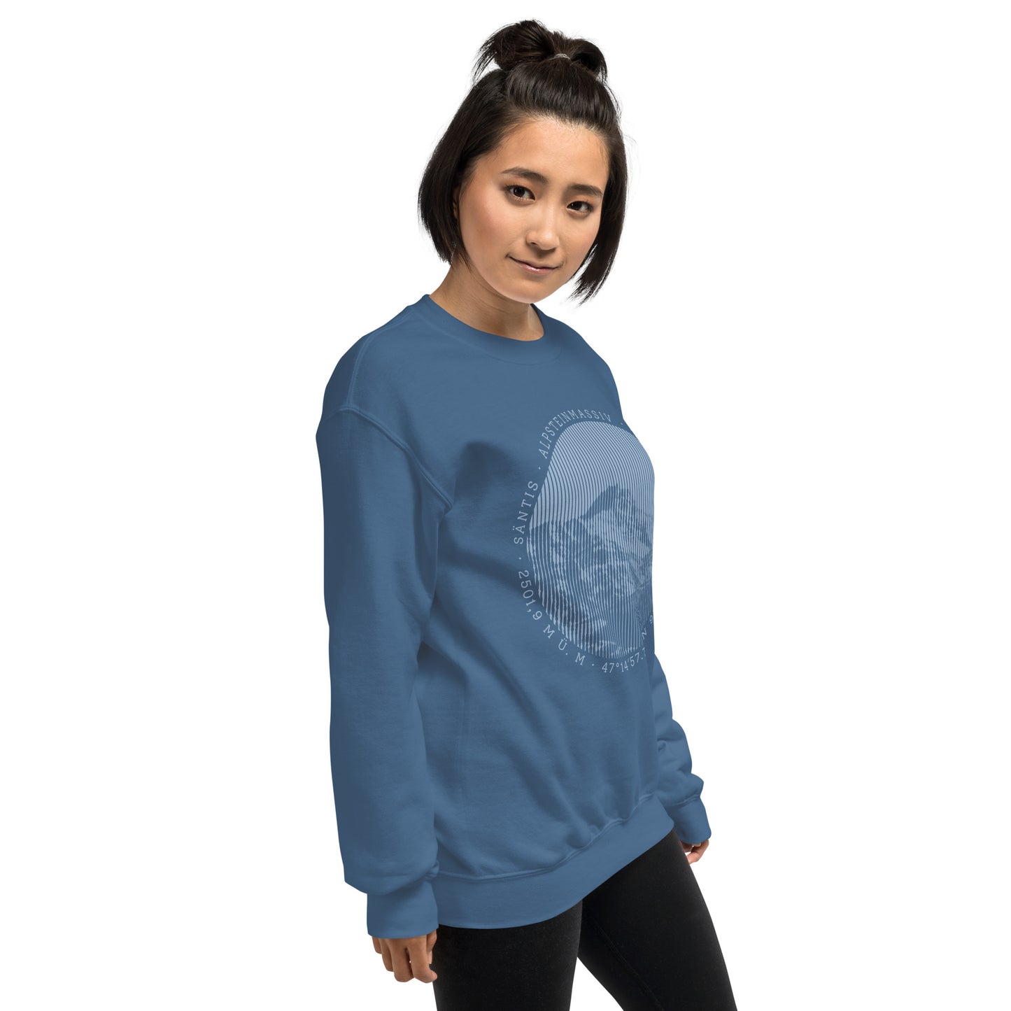 Diese Bergfreundin trägt ein indigofarbenes Sweatshirt von Vallada mit einem Aufdruck des Säntis-Gipfels. Damit drückt sie ihre Liebe zu den Alpen und den Appenzeller Alpen im Besonderen aus.