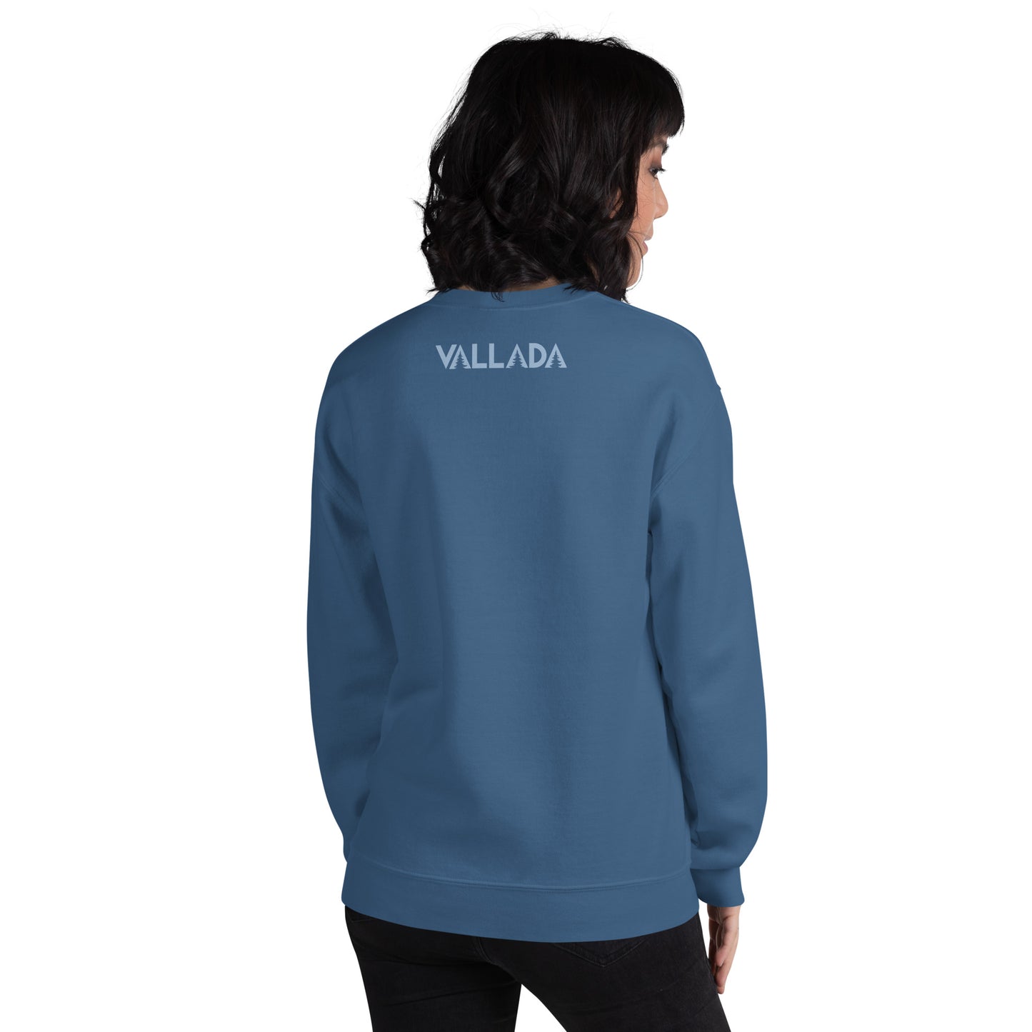 Diese Wanderfreundin trägt ein indigofarbenes Sweatshirt aus der Säntis-Collection von Vallada. Sie steht mit dem Rücken zur Kamera, so dass wir das Vallada-Logo sehen.