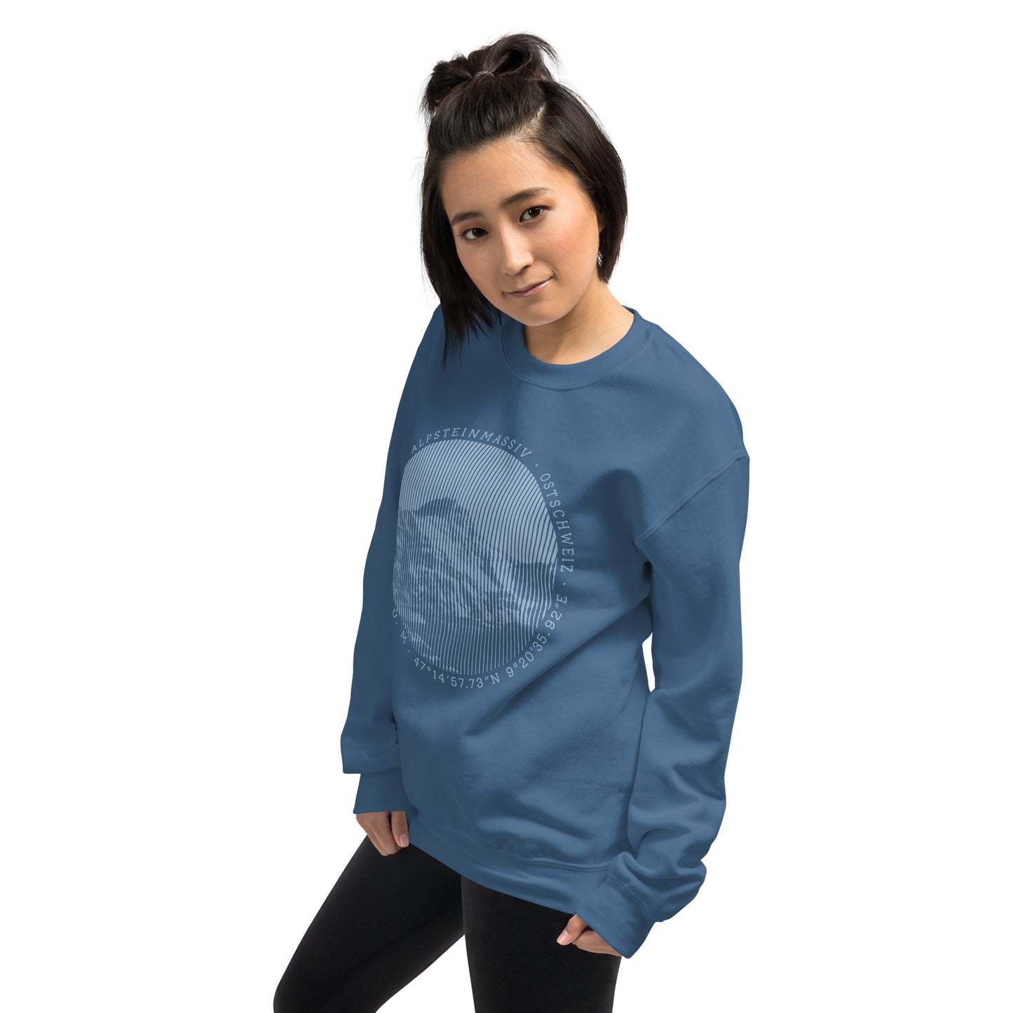 Diese Naturfreundin trägt ein indigofarbenes Sweatshirt von Vallada mit einem Aufdruck des Säntis-Gipfels. Dieses Sweatshirt ist ein Ausdruck ihres Enthusiasmus für die Region des Alpsteins.