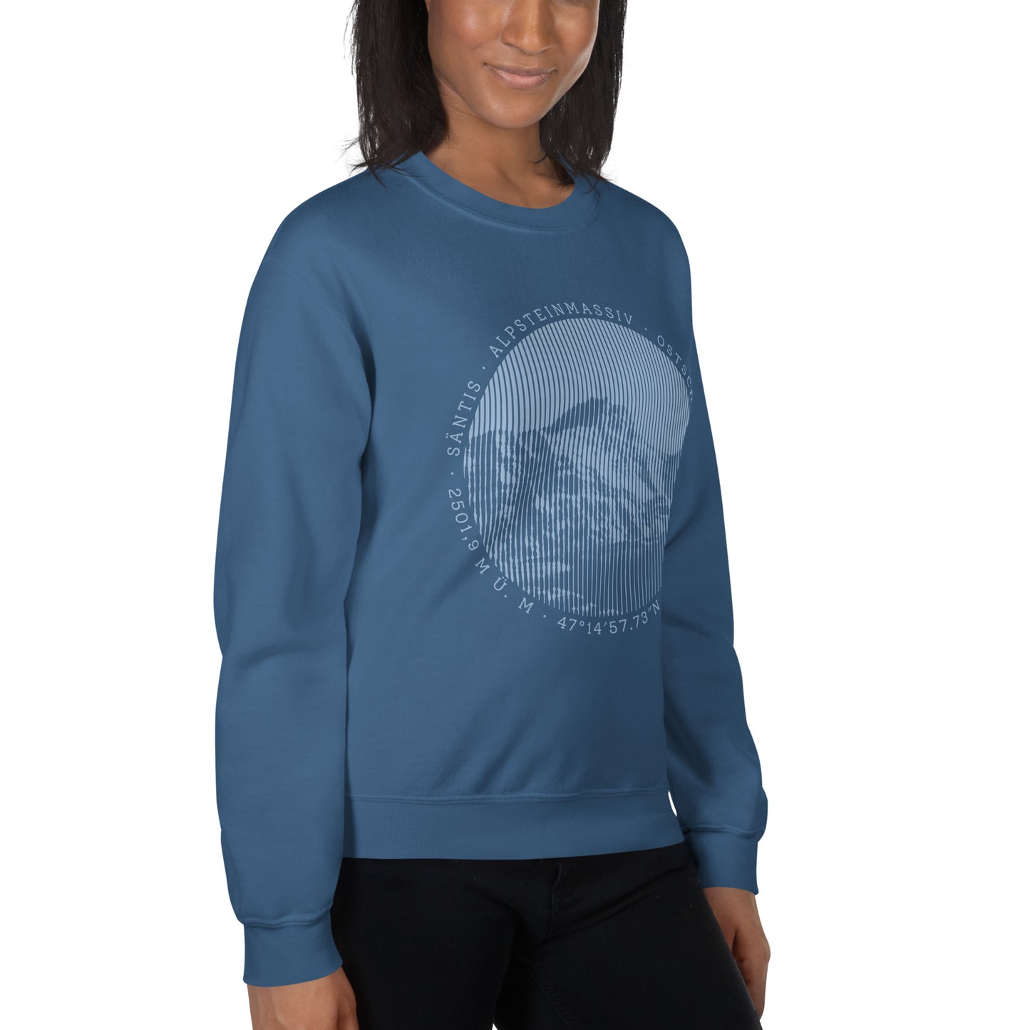 Diese Bergfreundin trägt ein indigofarbenes Sweatshirt von Vallada mit einem Aufdruck des Säntis-Gipfels. Damit drückt sie ihre Liebe zu den Alpen und den Appenzeller Alpen im Besonderen aus.