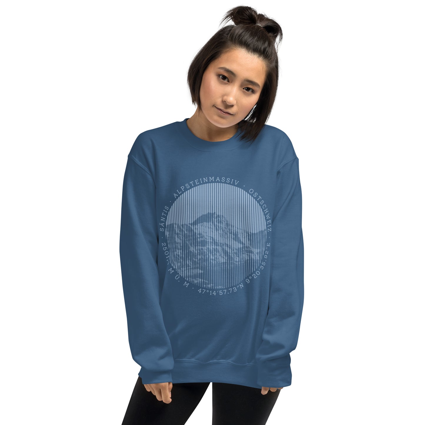 Diese Bergfreundin trägt ein indigofarbenes Sweatshirt von Vallada mit einem Aufdruck des Säntis-Gipfels. Damit drückt sie ihre Liebe zu den Alpen und den Appenzeller Alpen im Besonderen aus.
