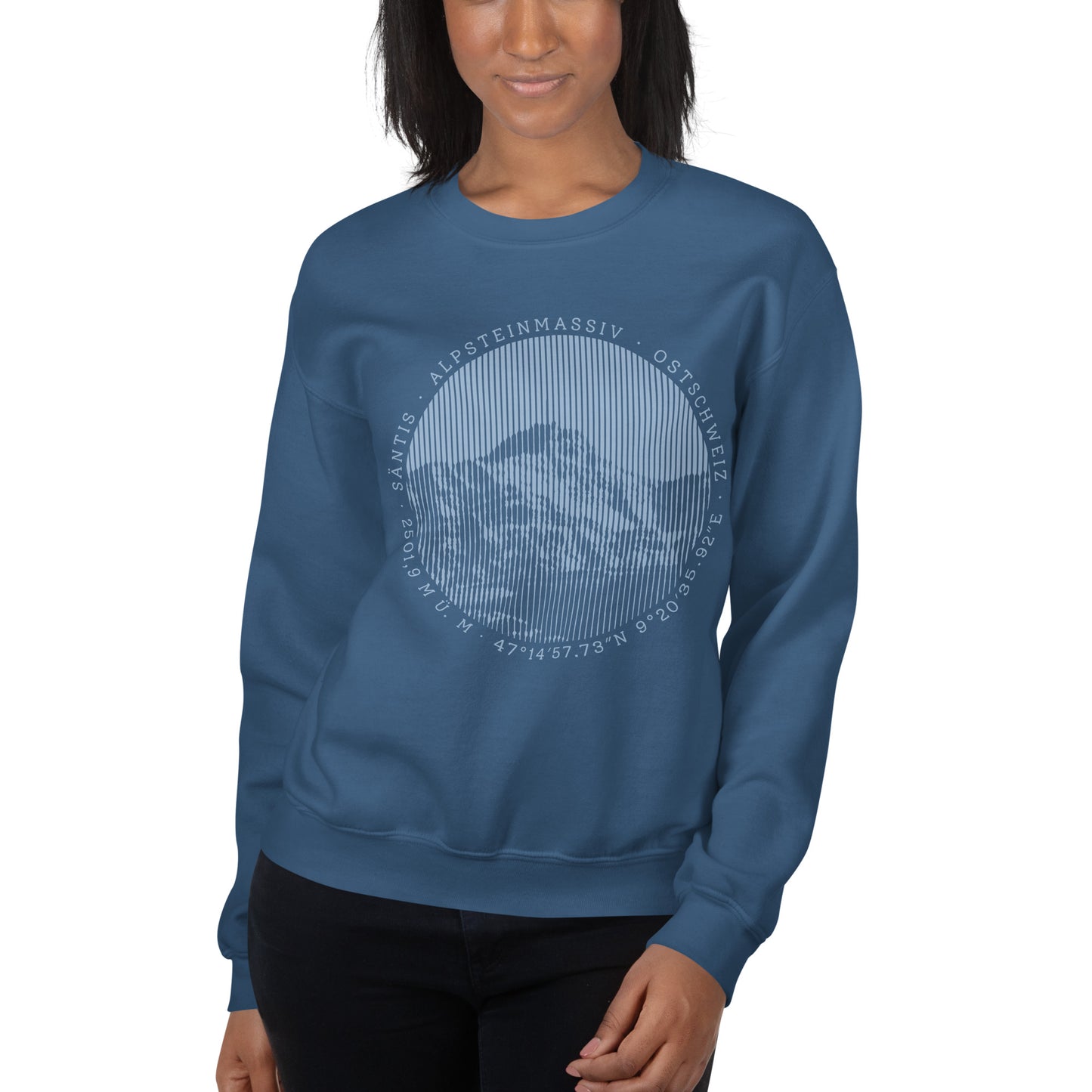 Diese Bergbegeisterte trägt ein indigofarbenes Sweatshirt von Vallada mit einem Aufdruck des Säntis-Gipfels. Dieses Sweatshirt ist ein Statement für ihren Enthusiasmus für diesen Berg in den Appenzeller Alpen.