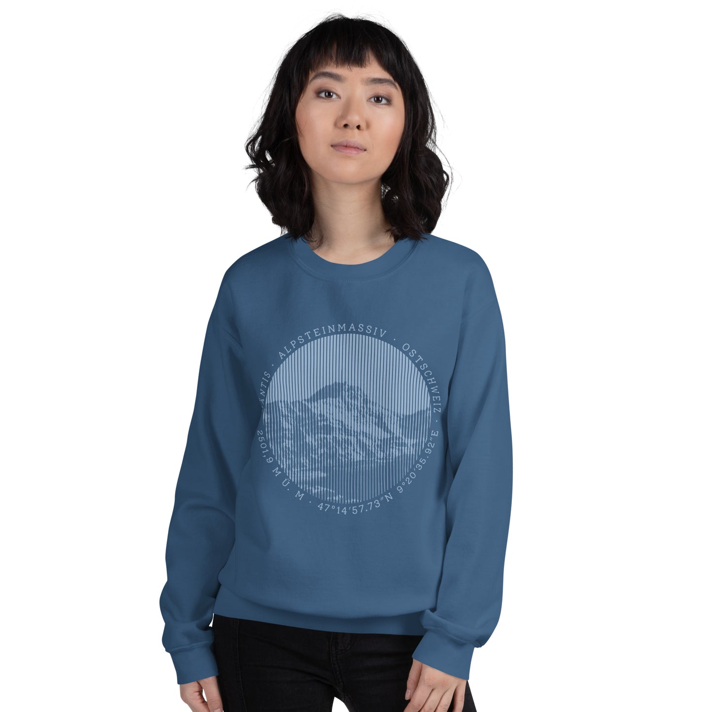 Diese Naturfreundin trägt ein indigofarbenes Sweatshirt von Vallada mit einem Aufdruck des Säntis-Gipfels. Dieses Sweatshirt ist ein Ausdruck ihres Enthusiasmus für die Region des Alpsteins.