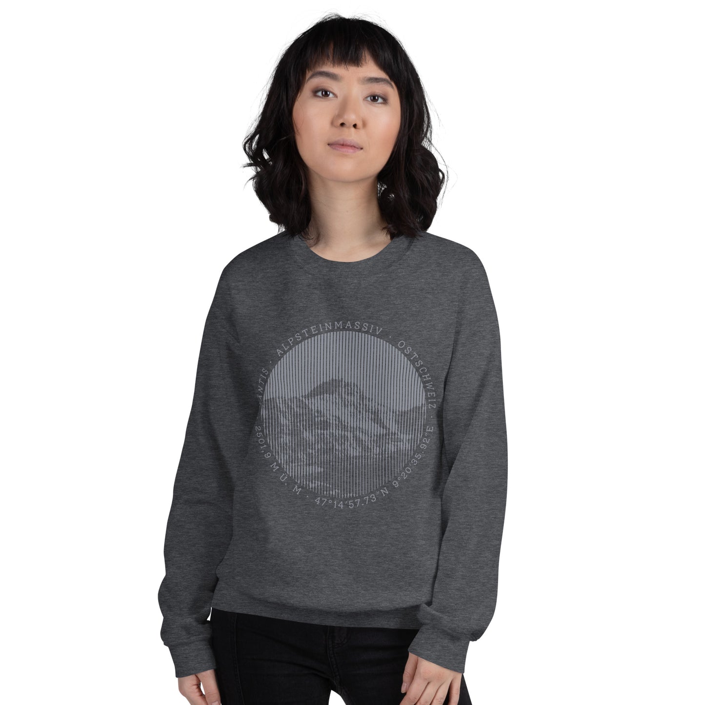 Diese Bergfreundin trägt ein dunkelgrau meliertes Sweatshirt von Vallada mit einem Aufdruck des Säntis-Gipfels. Damit drückt sie ihre Liebe zu den Alpen und dem Alpstein-Gebirge im Besonderen aus.