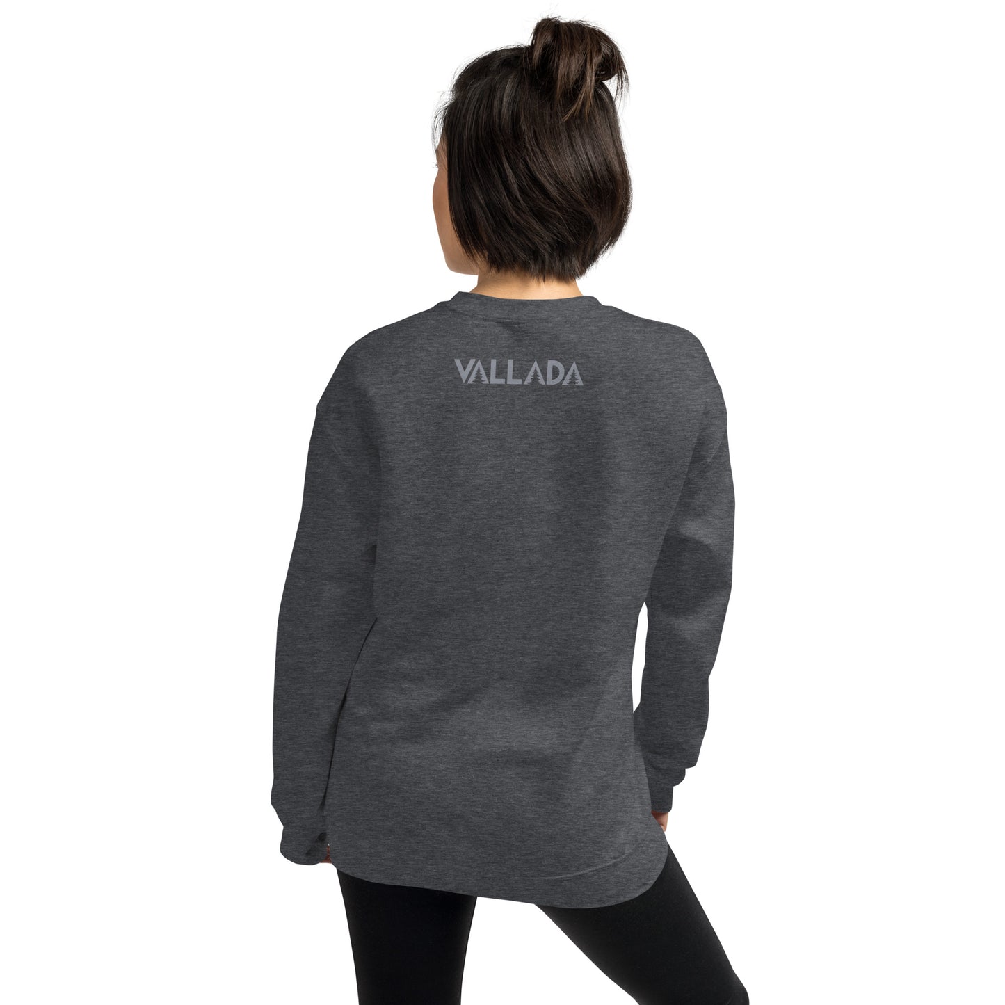 Diese Bergbegeisterte trägt ein dunkelgrau meliertes Sweatshirt von Vallada mit einem Aufdruck des Säntis-Gipfels. Dieses Hoodie ist ein Statement für ihren Enthusiasmus für diesen Berg in den Appenzeller Alpen.