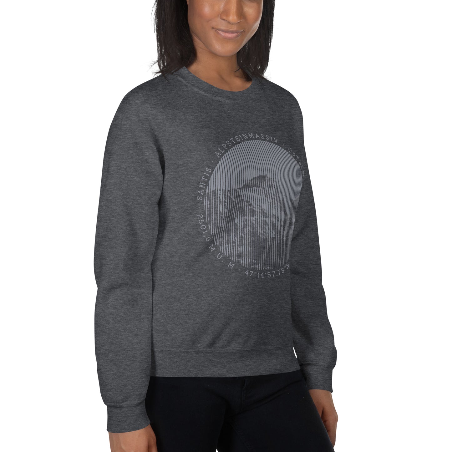Diese Bergenthusiastin trägt ein dunkelgrau meliertes Sweatshirt aus der Säntis-Collection von Vallada mit einem Säntis-Print. Das erinnert sie bei jedem Tragen an ihre Bergtouren in dieser einmaligen Bergwelt mit seiner grandiosen Natur und die schöne Zeit mit den Freunden.