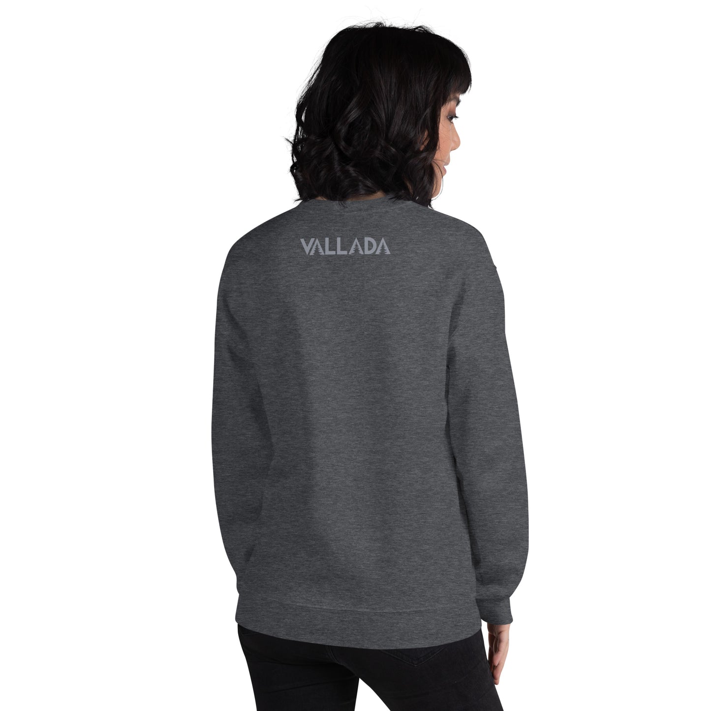Diese Naturfreundin trägt ein dunkelgrau meliertes Sweatshirt von Vallada mit einem Aufdruck des Säntis-Gipfels. Dieses Hoodie ist ein Ausdruck ihres Enthusiasmus für die Region des Alpsteins.