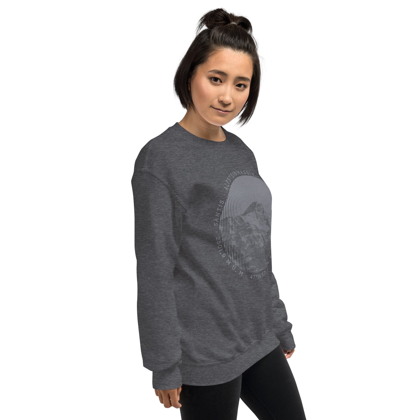 Diese Naturfreundin trägt ein dunkelgrau meliertes Sweatshirt von Vallada mit einem Aufdruck des Säntis-Gipfels. Damit drückt sie ihre Liebe zu den Alpen und den Appenzeller Alpen im Besonderen aus.