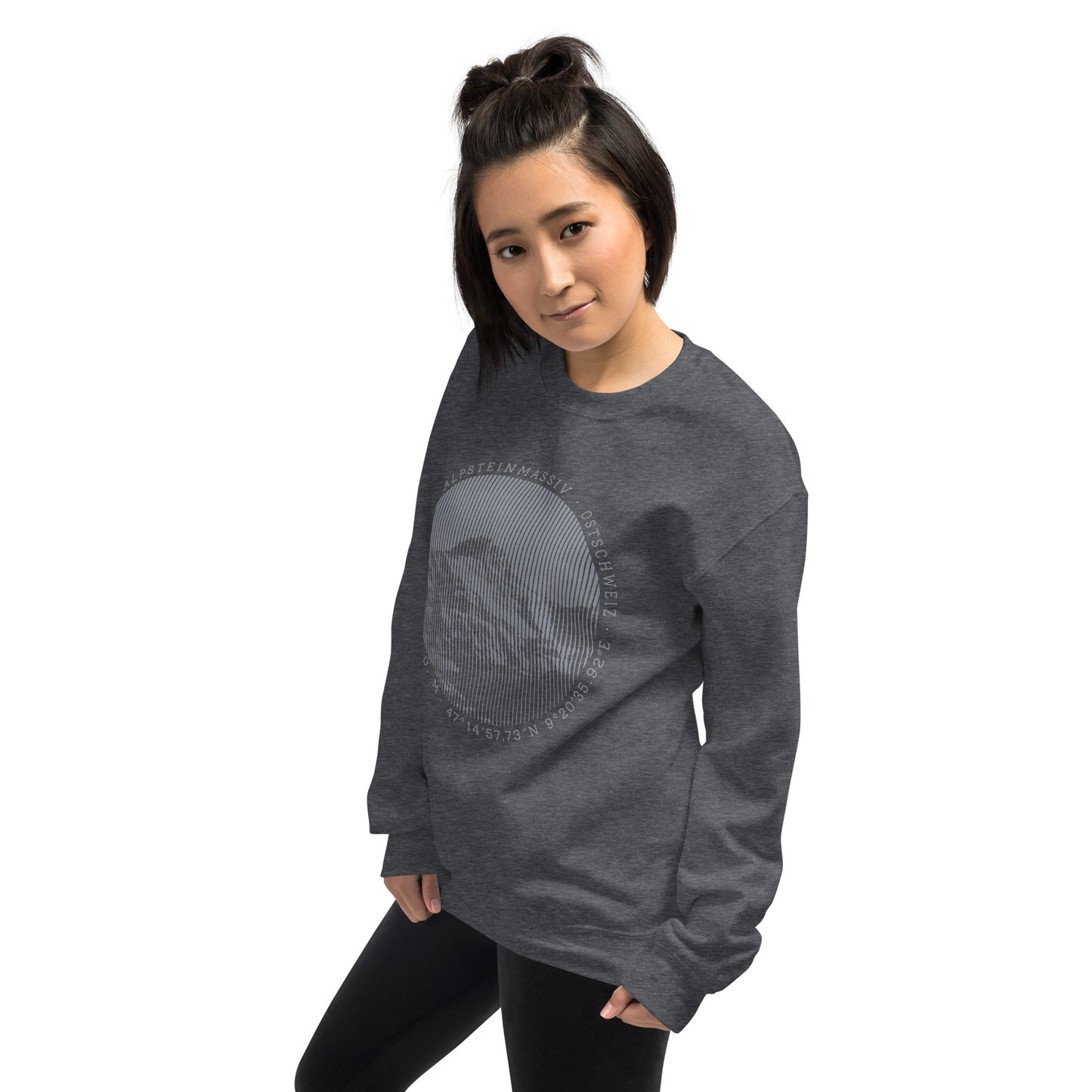 Diese Bergfreundin trägt ein dunkelgrau meliertes Sweatshirt von Vallada mit einem Aufdruck des Säntis-Gipfels. Damit drückt sie ihre Liebe zu den Alpen und dem Alpstein-Gebirge im Besonderen aus.