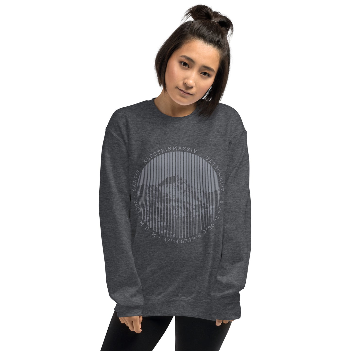 Diese Wanderfreundin trägt ein dunkelgrau meliertes Sweatshirt aus der Säntis-Collection von Vallada. Sie steht mit dem Rücken zur Kamera, so dass wir das Vallada-Logo sehen.