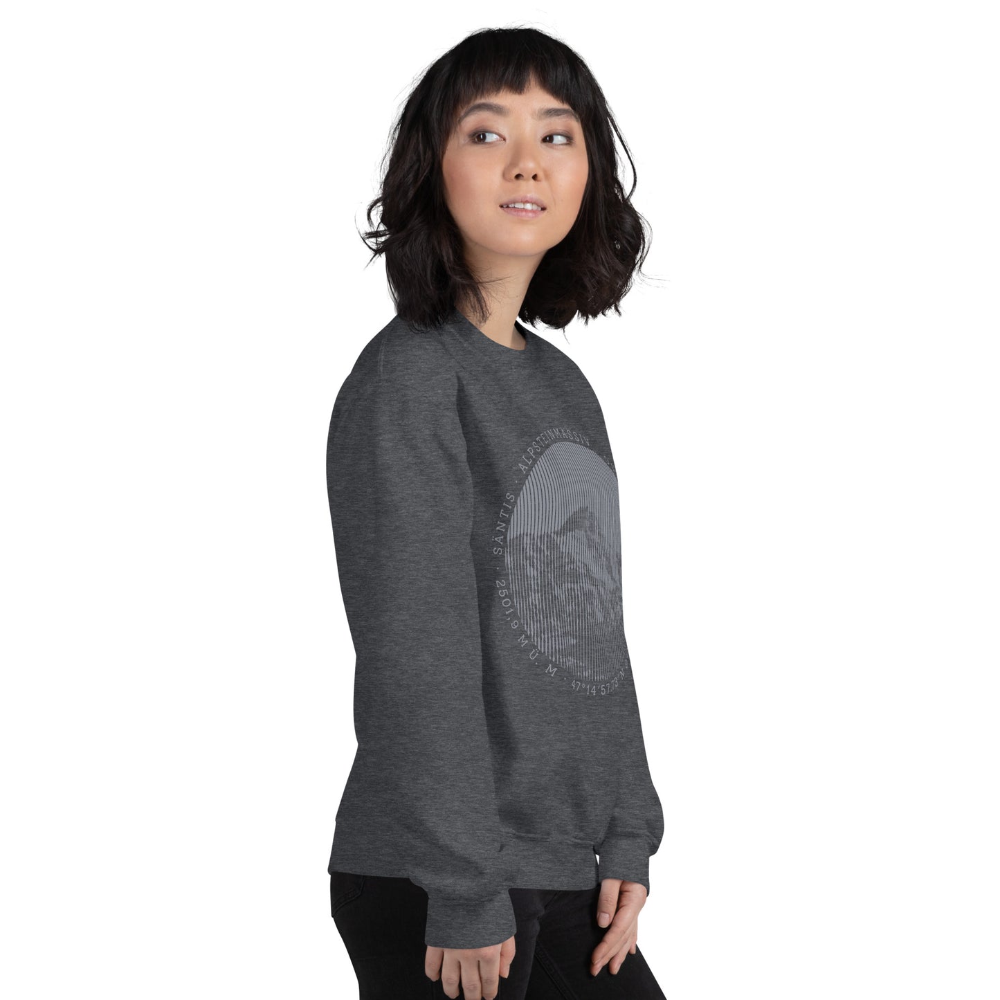 Diese Naturfreundin trägt ein dunkelgrau meliertes Sweatshirt von Vallada mit einem Aufdruck des Säntis-Gipfels. Damit drückt sie ihre Liebe zu den Alpen und den Appenzeller Alpen im Besonderen aus.