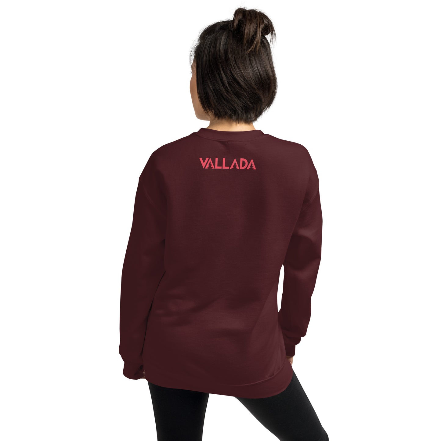Diese Wanderfreundin trägt ein kastanienbraunes Sweatshirt aus der Säntis-Collection von Vallada. Sie steht mit dem Rücken zur Kamera, so dass wir das Vallada-Logo sehen.