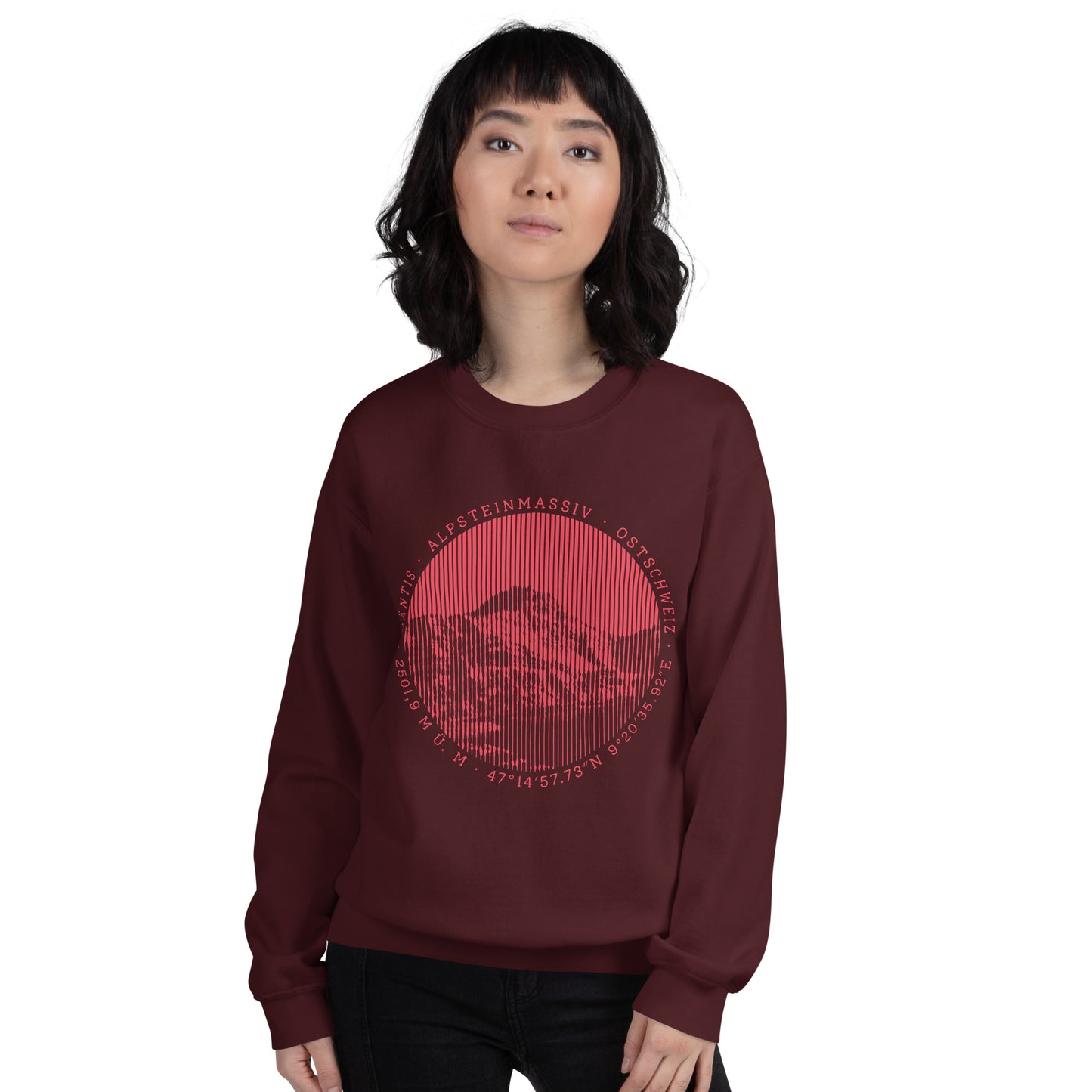 Diese Bergfreundin trägt ein indigofarbenes Sweatshirt von Vallada mit einem Aufdruck des Säntis-Gipfels. Damit drückt sie ihre Liebe zu den Alpen und dem Alpstein-Gebirge im Besonderen aus.