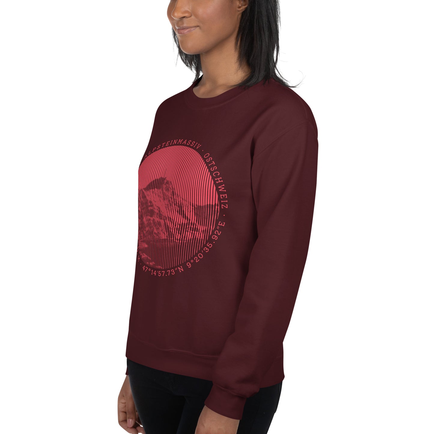 Diese Bergbegeisterte trägt ein indigofarbenes Sweatshirt von Vallada mit einem Aufdruck des Säntis-Gipfels. Dieses Sweatshirt ist ein Statement für ihren Enthusiasmus für diesen Berg in den Appenzeller Alpen.