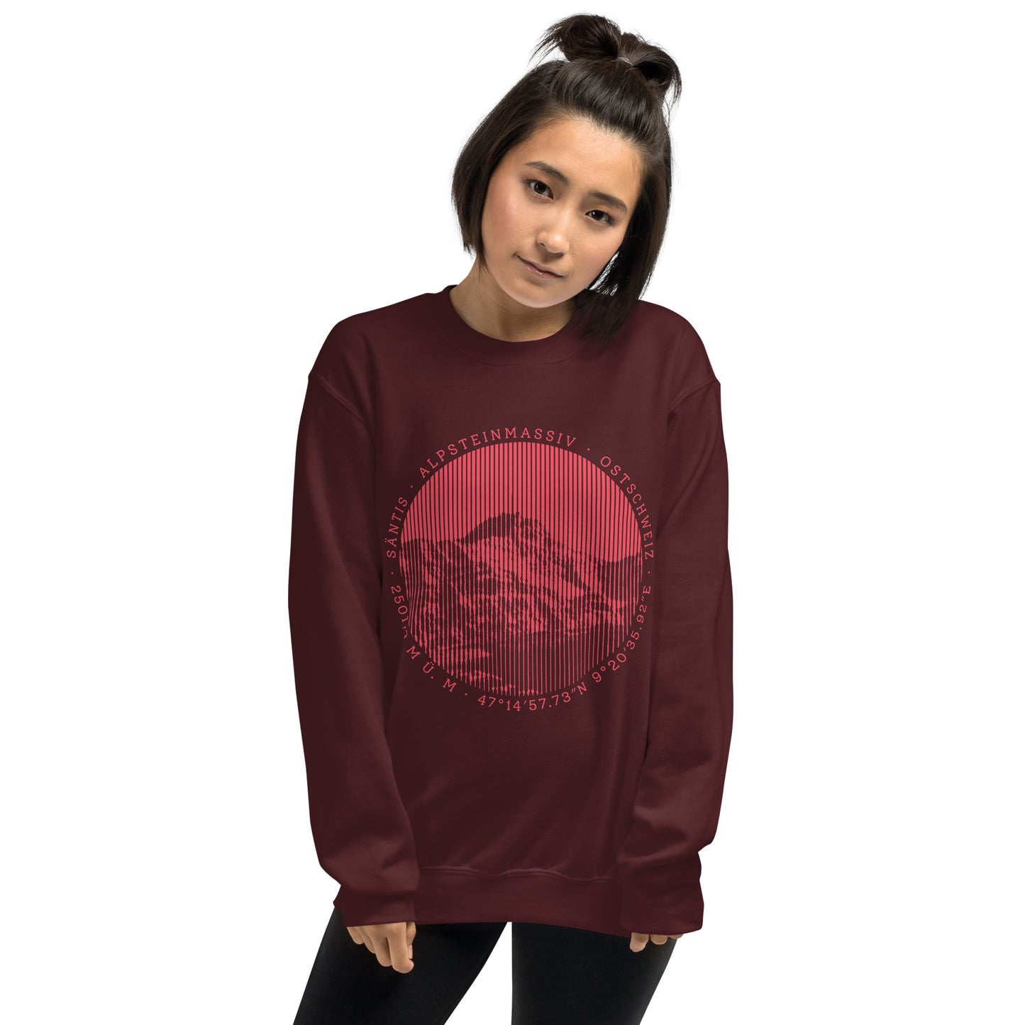 Diese Bergfreundin trägt ein indigofarbenes Sweatshirt von Vallada mit einem Aufdruck des Säntis-Gipfels. Damit drückt sie ihre Liebe zu den Alpen und den Appenzeller Alpen im Besonderen aus.