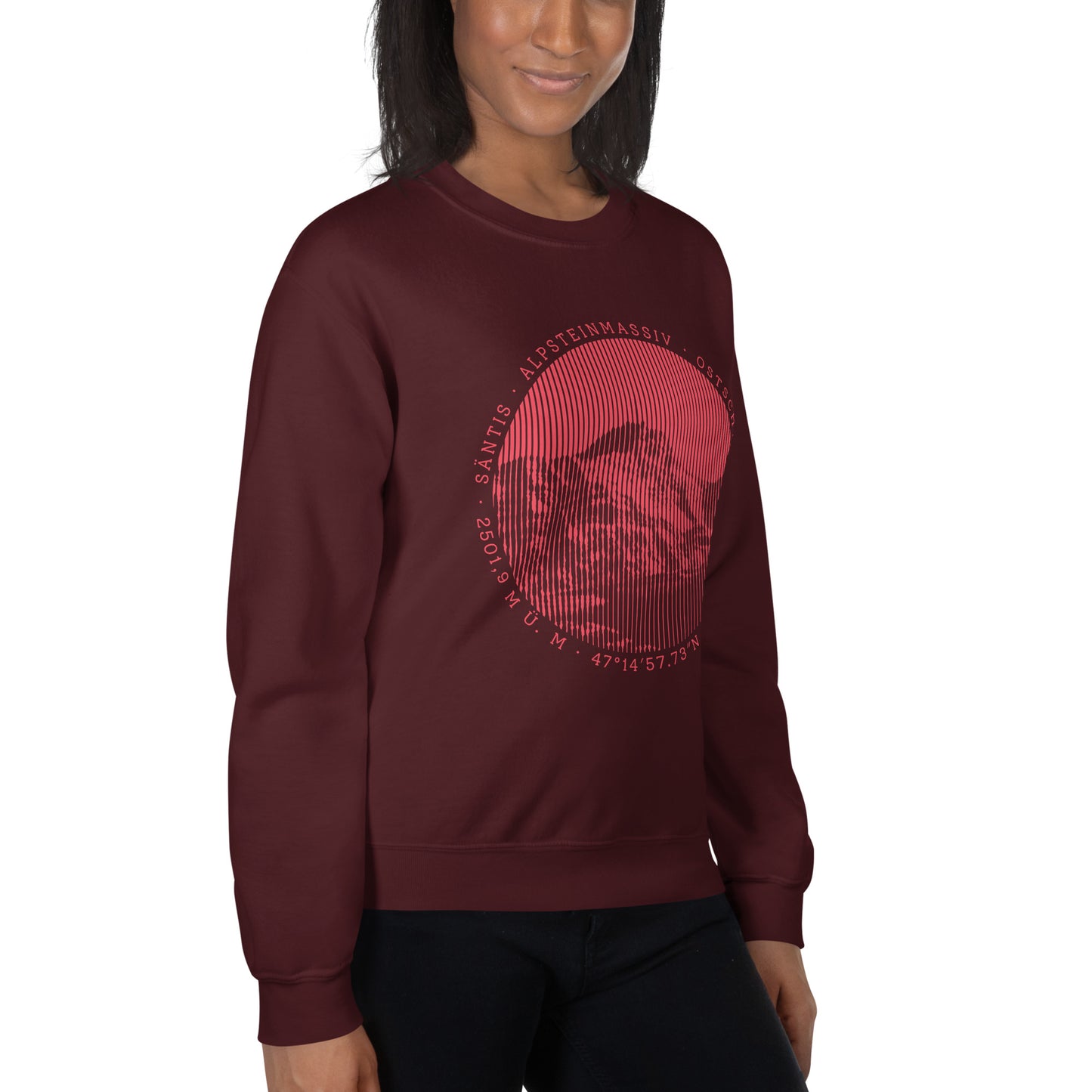 Diese Bergbegeisterte trägt ein indigofarbenes Sweatshirt von Vallada mit einem Aufdruck des Säntis-Gipfels. Dieses Sweatshirt ist ein Statement für ihren Enthusiasmus für diesen Berg in den Appenzeller Alpen.