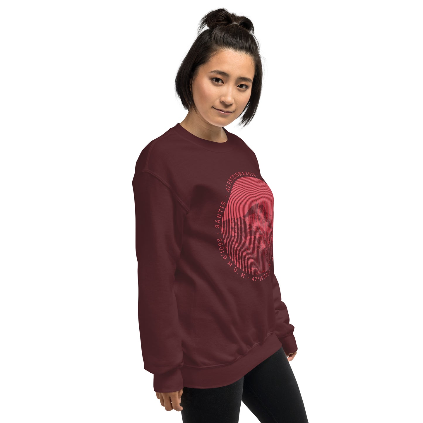 Diese Naturfreundin trägt ein indigofarbenes Sweatshirt von Vallada mit einem Aufdruck des Säntis-Gipfels. Dieses Sweatshirt ist ein Ausdruck ihres Enthusiasmus für die Region des Alpsteins.