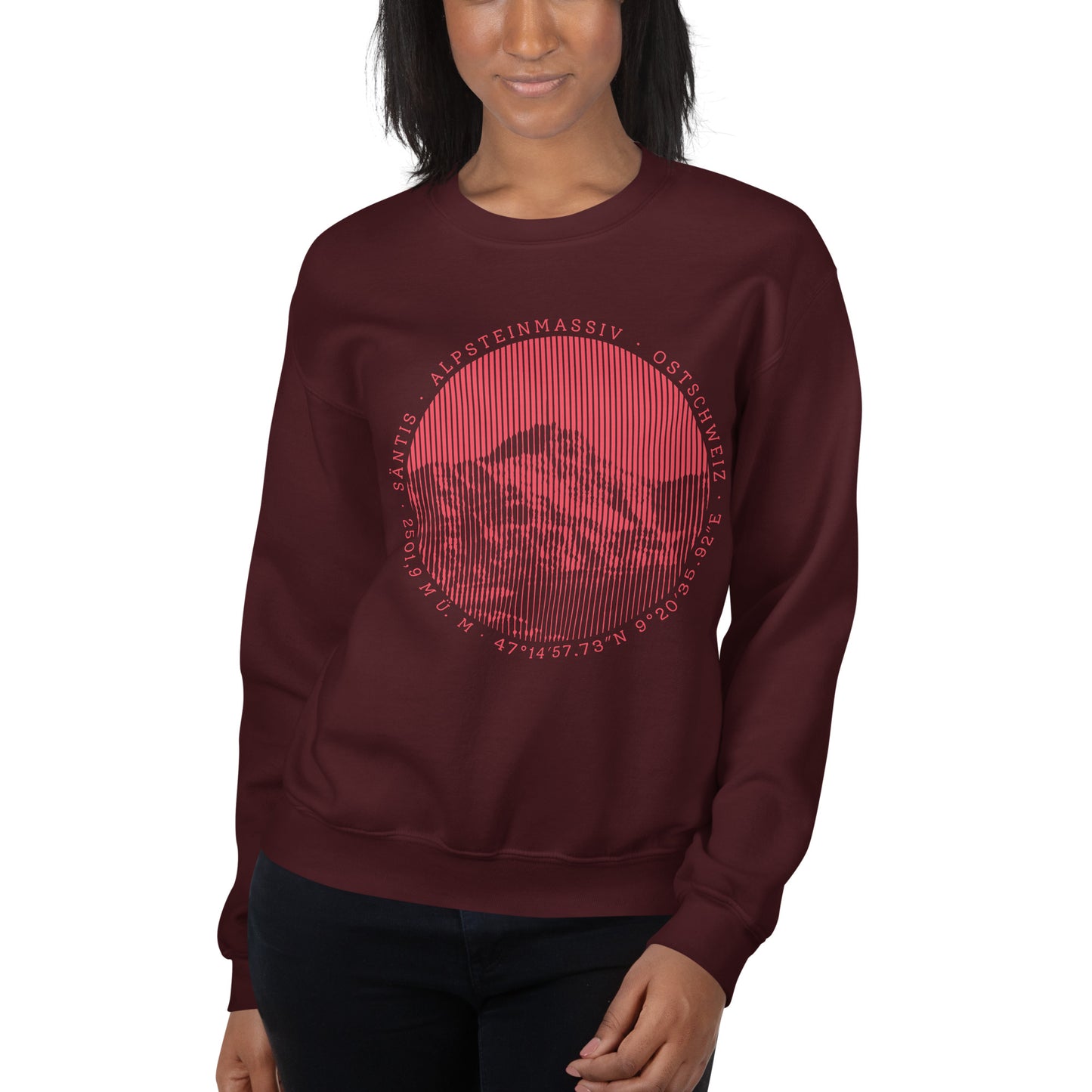 Diese Bergbegeisterte trägt ein indigofarbenes Sweatshirt von Vallada mit einem Aufdruck des Säntis-Gipfels. Dieses Sweatshirt ist ein Statement für ihren Enthusiasmus für diesen Berg in den Appenzeller Alpen.