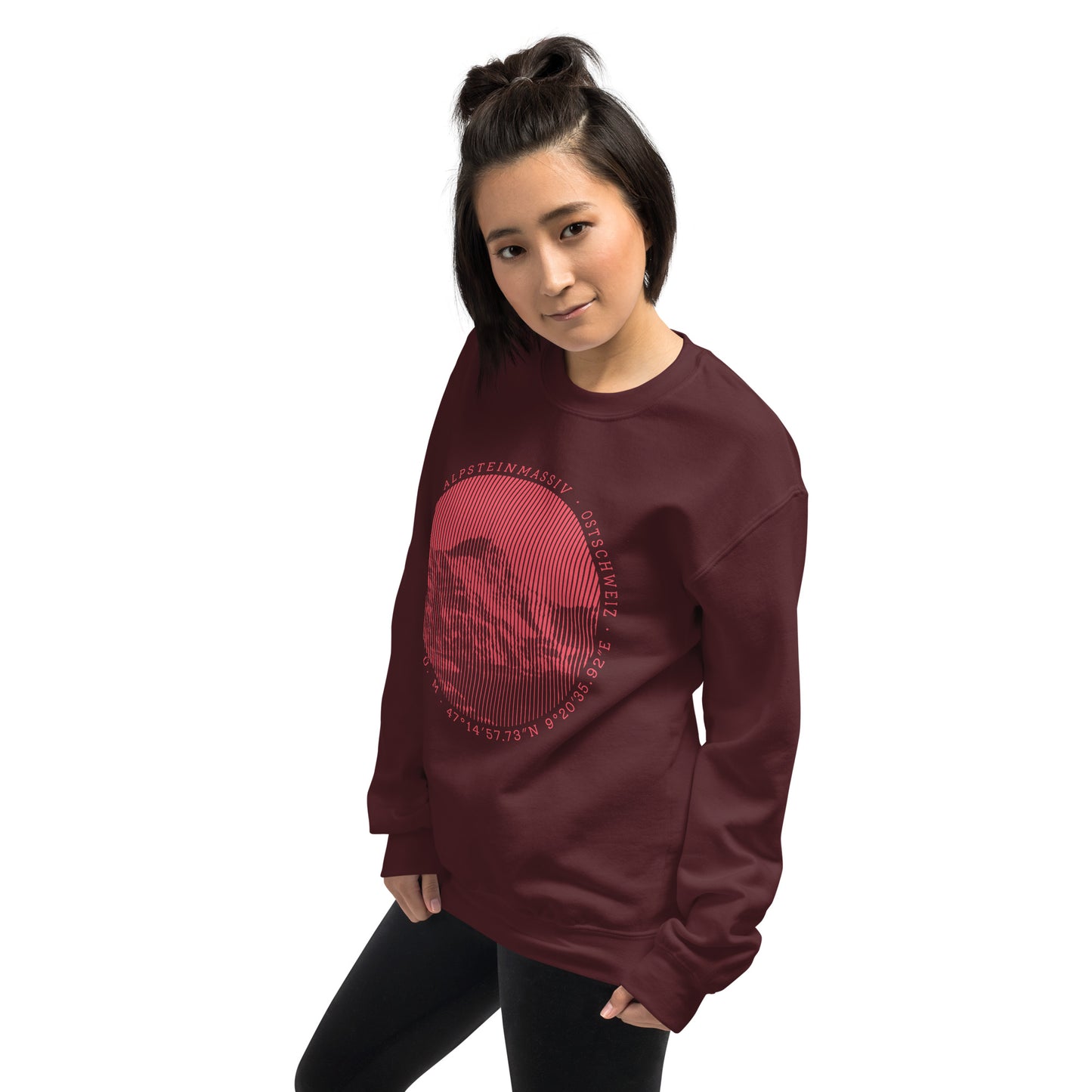 Diese Bergenthusiastin trägt ein indigofarbenes Sweatshirt aus der Säntis-Collection von Vallada mit einem Säntis-Print. Das erinnert sie bei jedem Tragen an ihre Bergtouren in dieser einmaligen Bergwelt mit seiner grandiosen Natur und die schöne Zeit mit den Freunden.