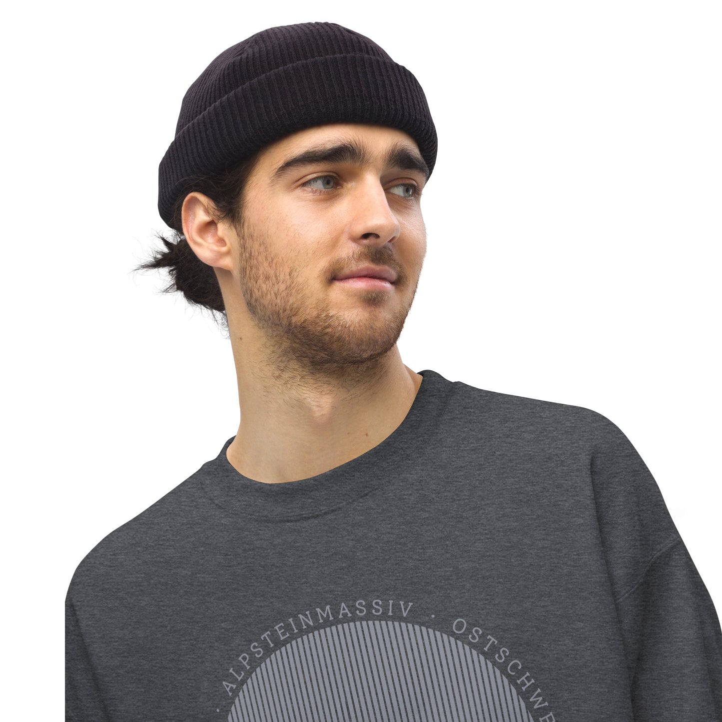 Junger Mann mit schwarzer Mütze, der ein dunkelgrau meliertes Sweatshirt mit Säntis trägt.
