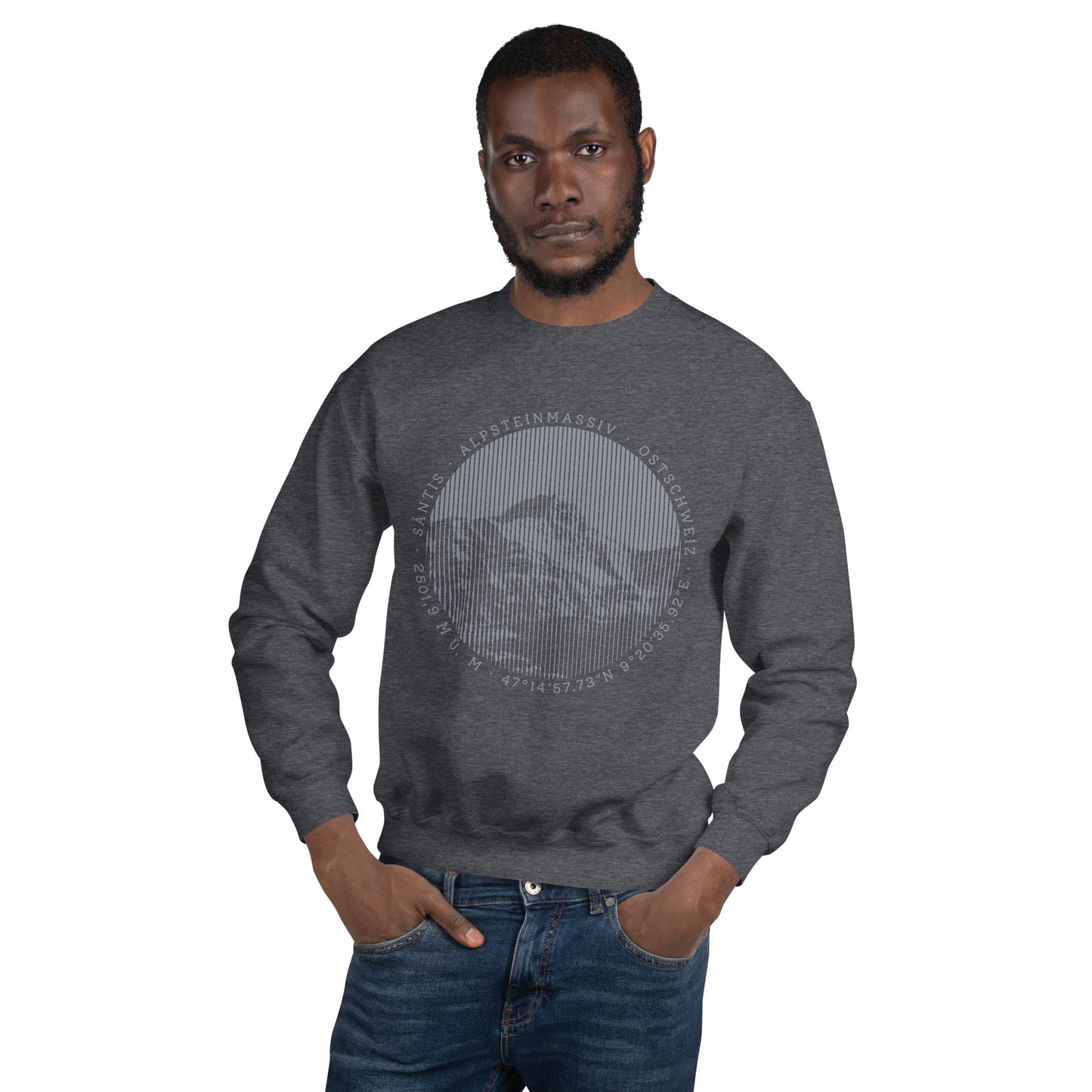 Junger Bergenthusiast mit dunkelgrauem Sweatshirts mit seinem Liebliengsberg.