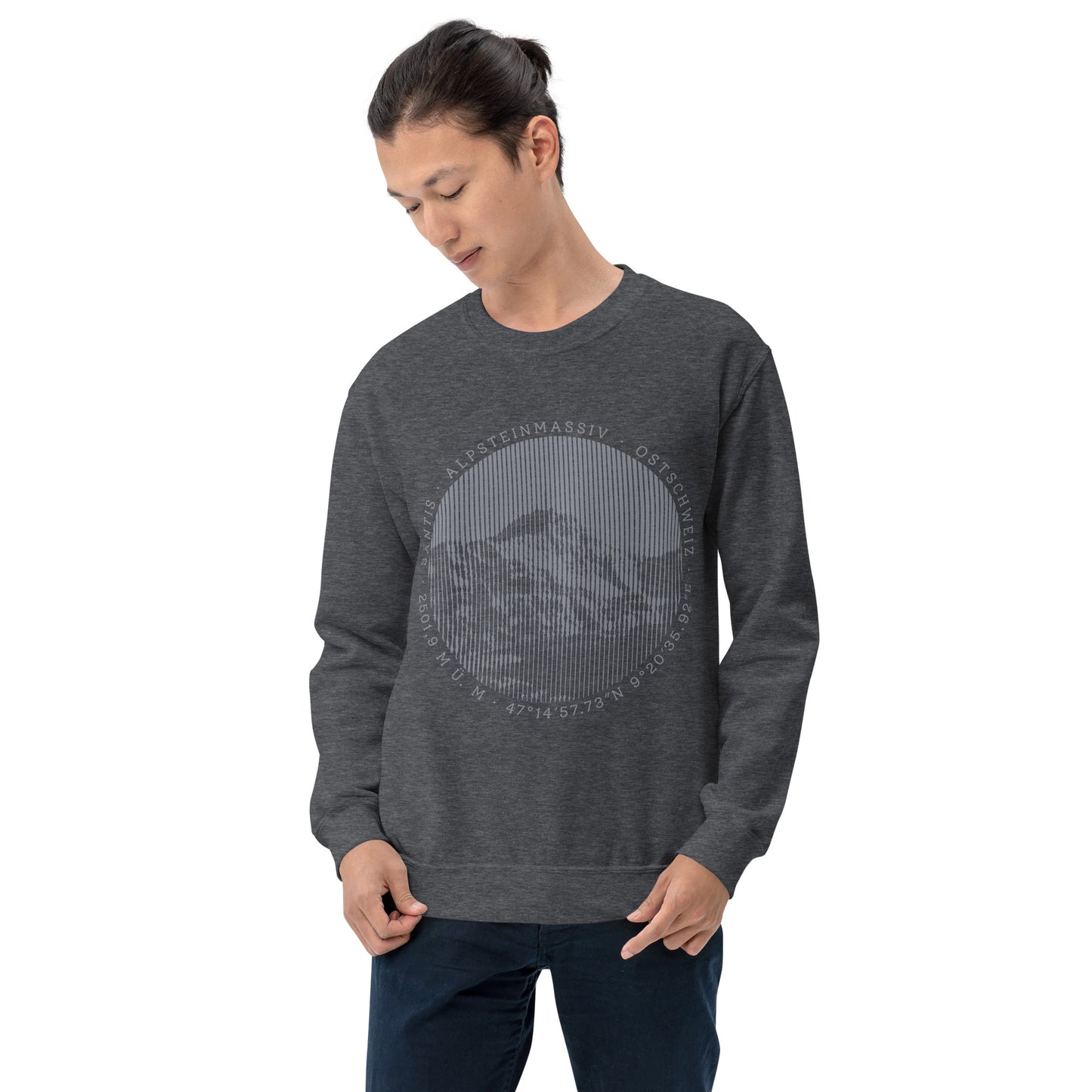 Junger Mann mit dunkelgrauem Sweatshirt mit Säntis-Print.