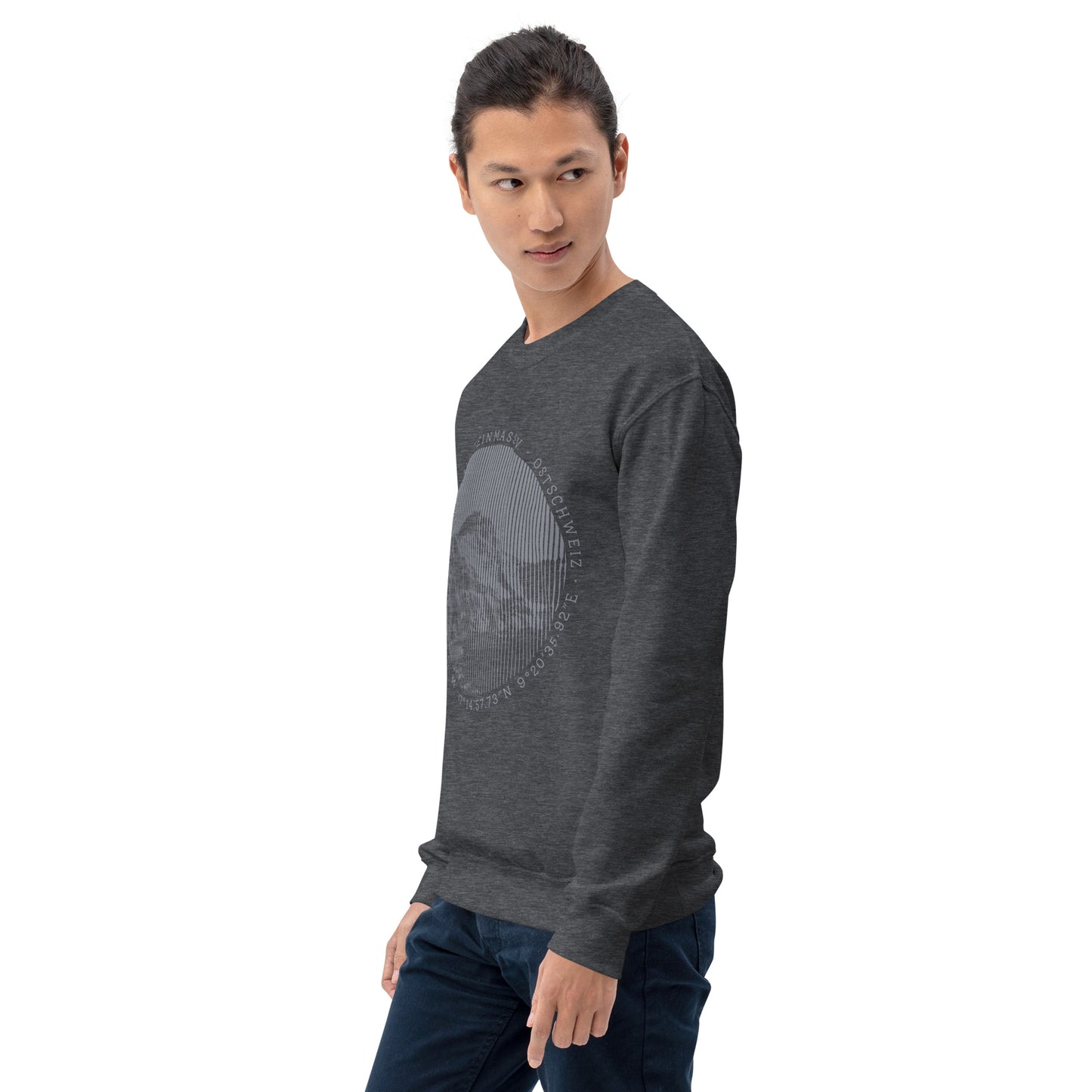 Von schräg vorne fotografierts männliches Modell führt uns das dunkelgraue Sweatshirt mit Säntis von Vallada vor.