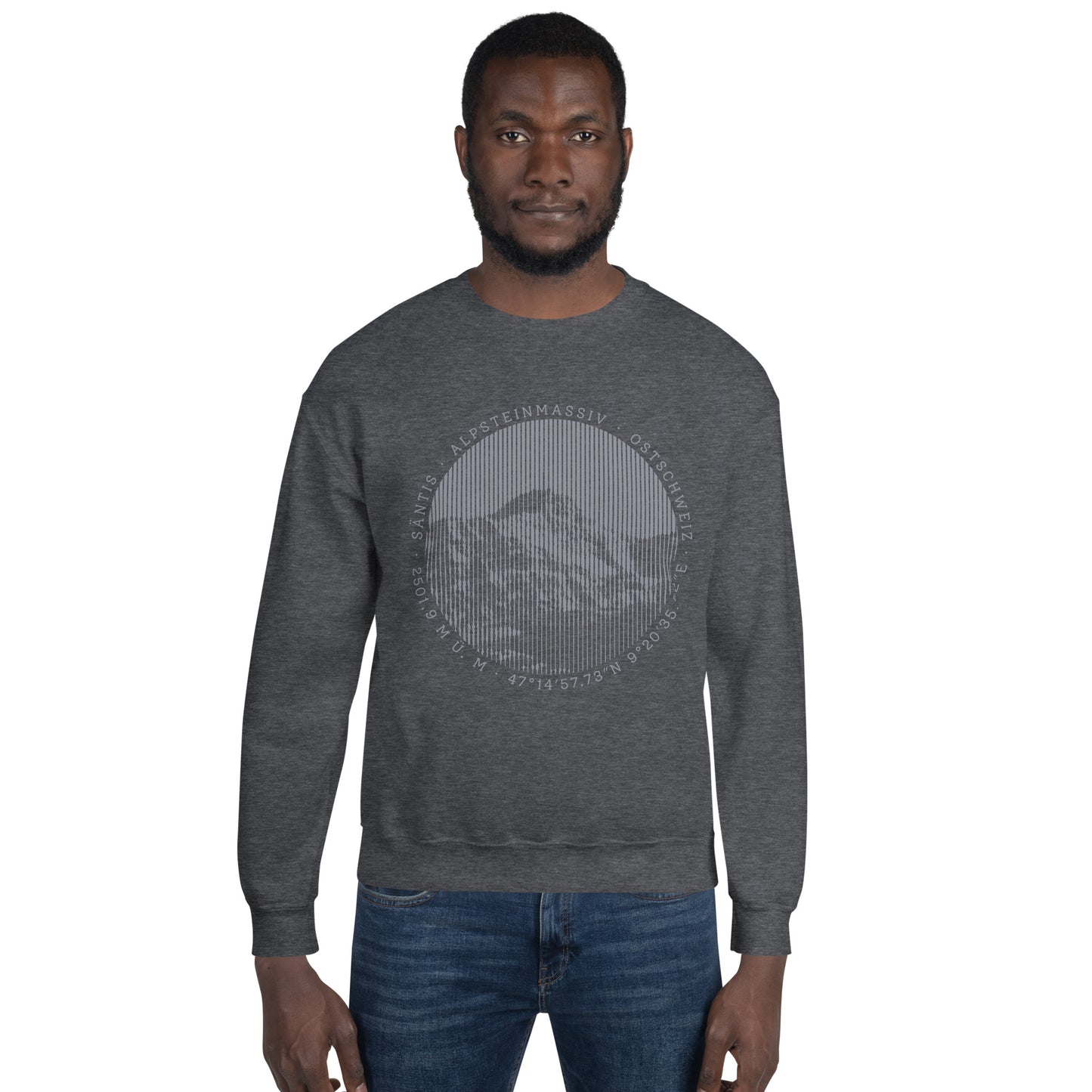 Bärtiger Mann mit dunkelgrauem Sweatshirt, dass den Säntis-Gipfel in den Appenzeller Alpen zeigt.