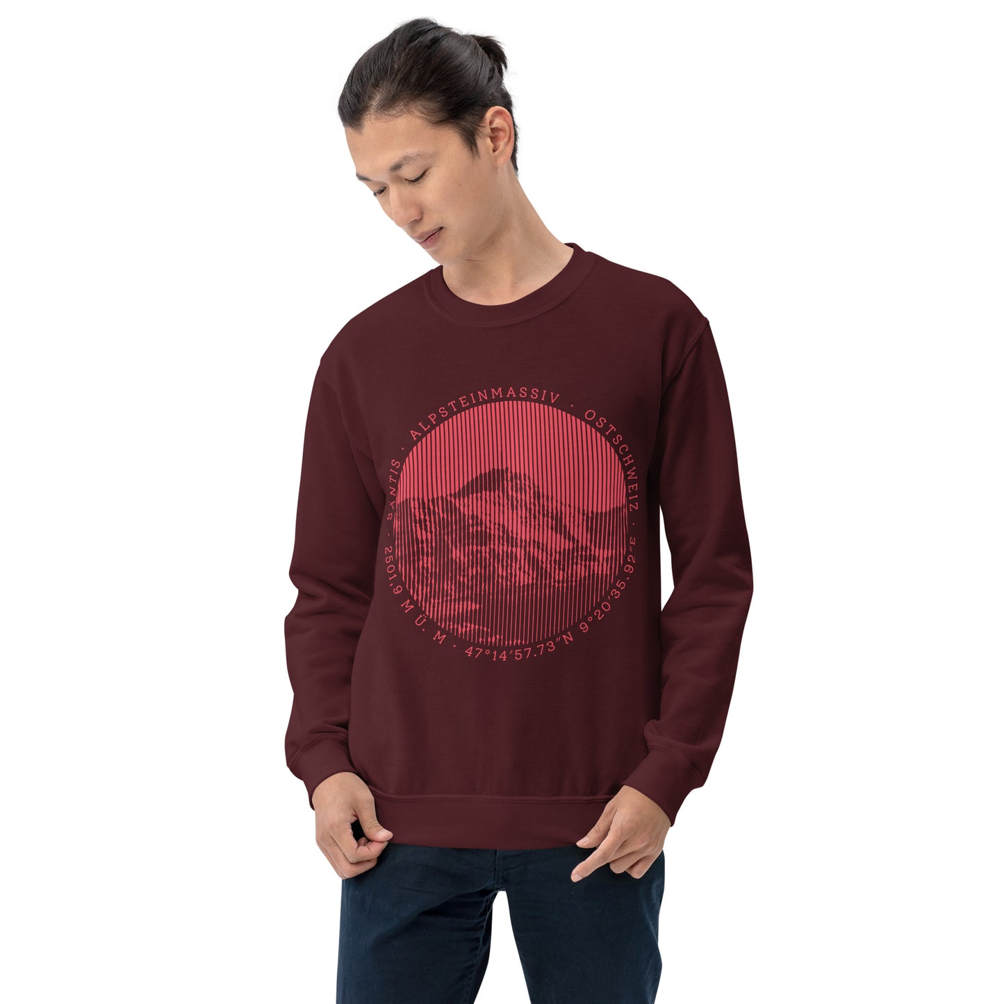 Junger Mann trägt ein kastanienbraunes Sweatshirt mit dem Säntis-Print.