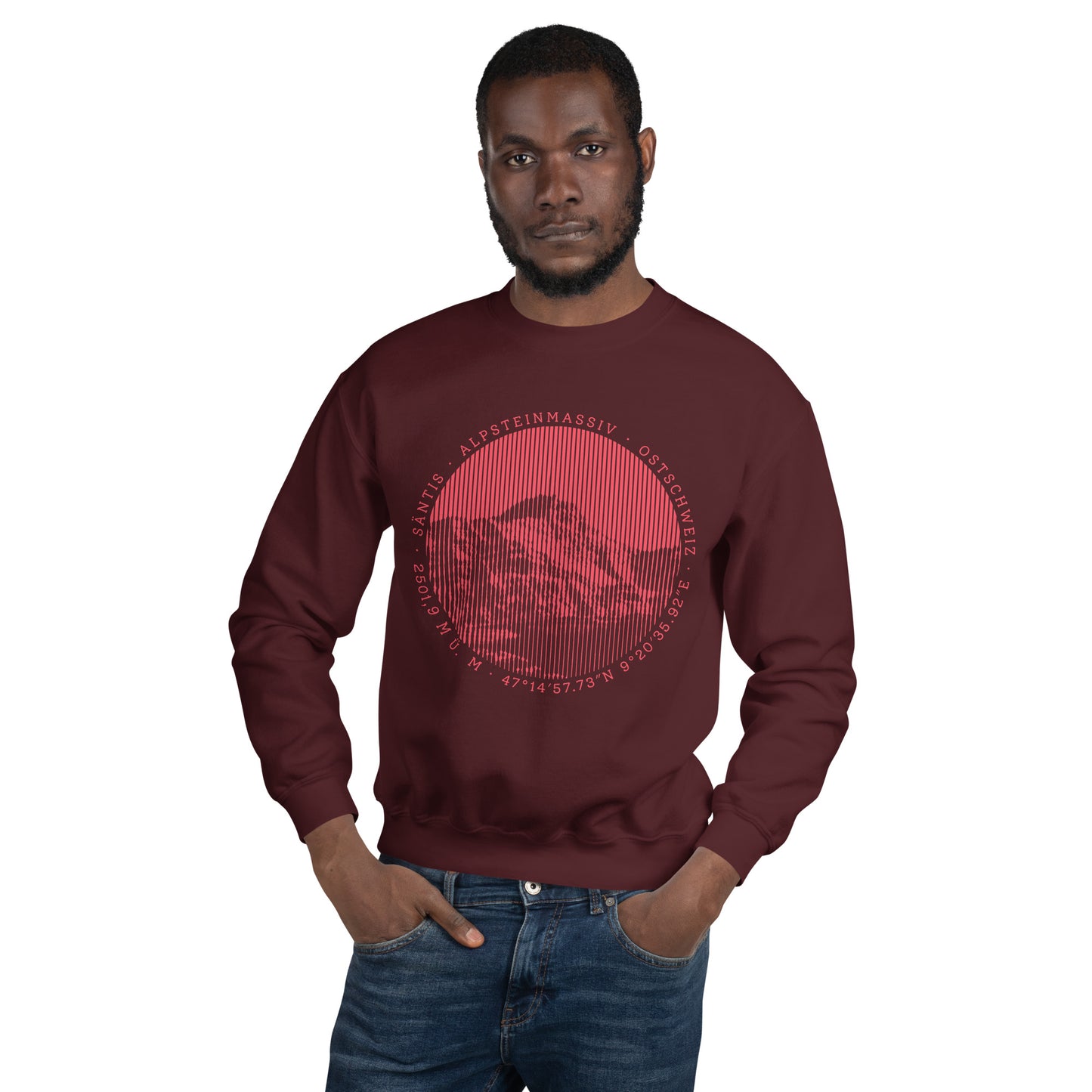 Dieser Mann trägt ein kastanienbraunes Sweatshirt mit einem Print, der den Säntis im Alpstein zeigt.