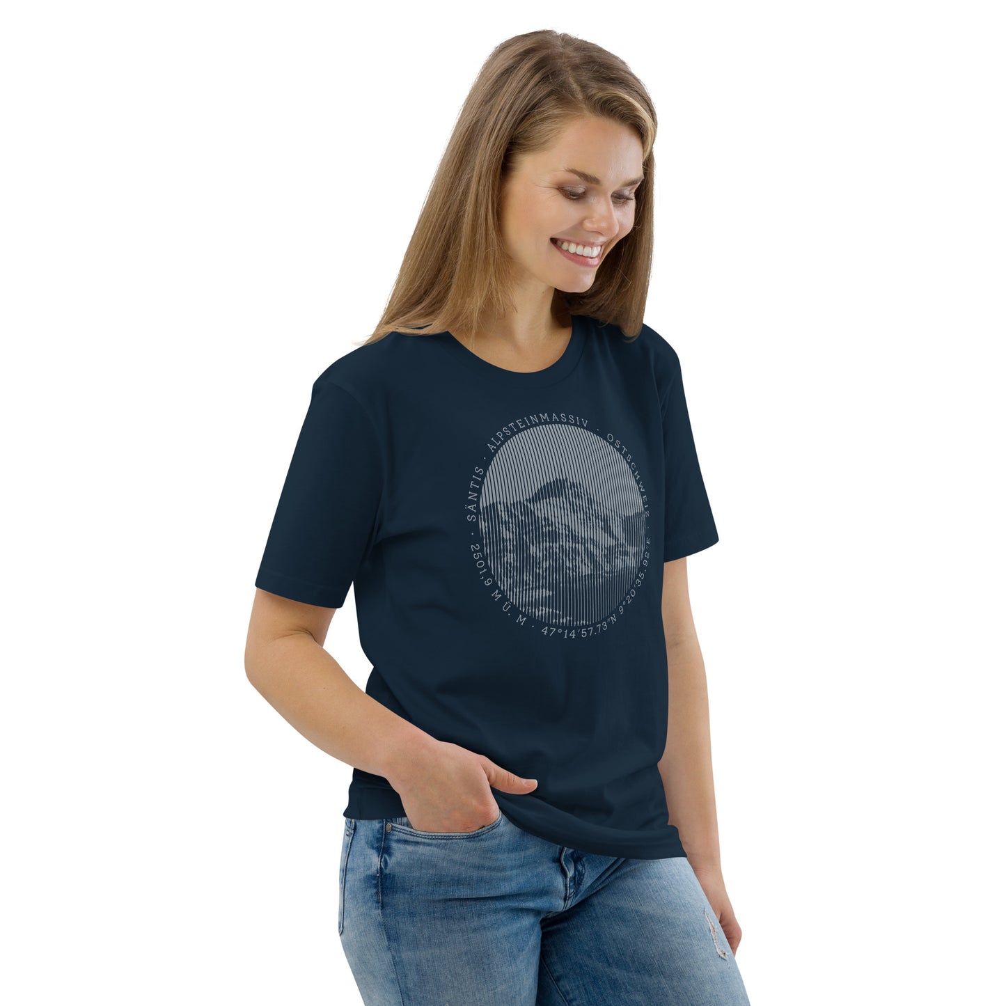 Damen T-Shirt in Navyblau mit Säntis-Print aus Bio-Baumwolle, getragen von einer Bergfreundin.