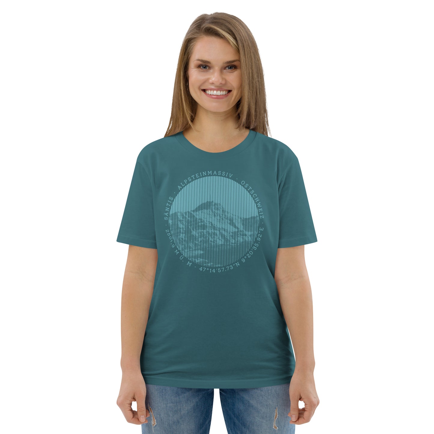 Damen T-Shirt aus Bio-Baumwolle in Petrol, getragen von einer Frau mit Aufdruck des Säntis-Gipfels, zeigt Liebe zu den Alpen.