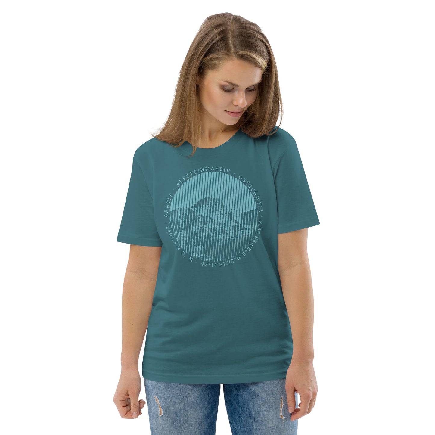 Damen T-Shirt Säntis in Stargazer (petrol) aus Bio-Baumwolle mit Säntis-Gipfel-Aufdruck, getragen von einer Bergfreundin.